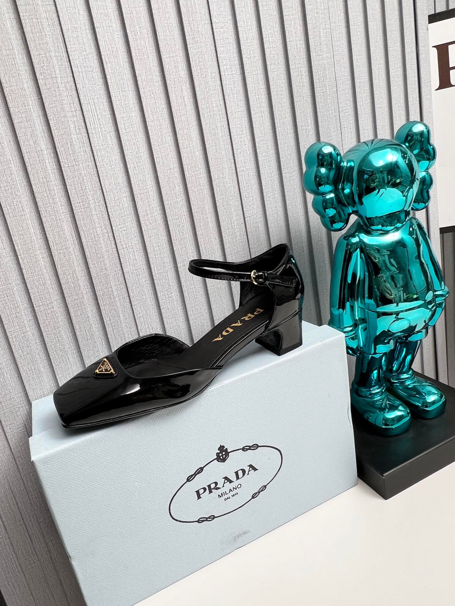 БОСОНІЖКИ PRADA 26S З РЕМІНЦЕМ НА ЩИКОЛОТЦІ НА ПІДБОРАХ 40 ММ З ЧОРНОЇ ЛАКОВАНОЇ ТЕЛЯЧОЇ ШКІРИ З ЛОГОТИПОМ У ВИГЛЯДІ ТРИКУТНИКА