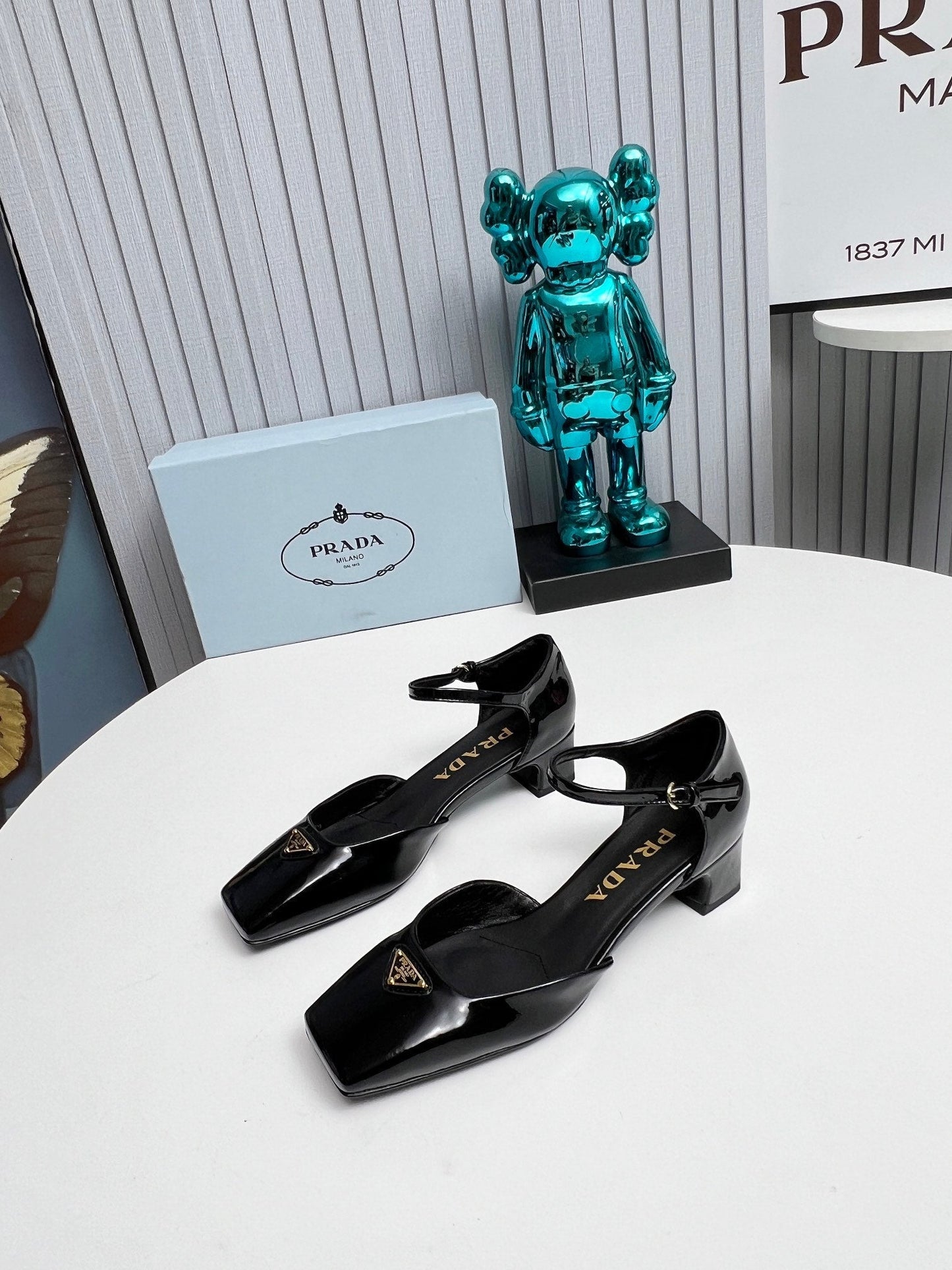 БОСОНІЖКИ PRADA 26S З РЕМІНЦЕМ НА ЩИКОЛОТЦІ НА ПІДБОРАХ 40 ММ З ЧОРНОЇ ЛАКОВАНОЇ ТЕЛЯЧОЇ ШКІРИ З ЛОГОТИПОМ У ВИГЛЯДІ ТРИКУТНИКА