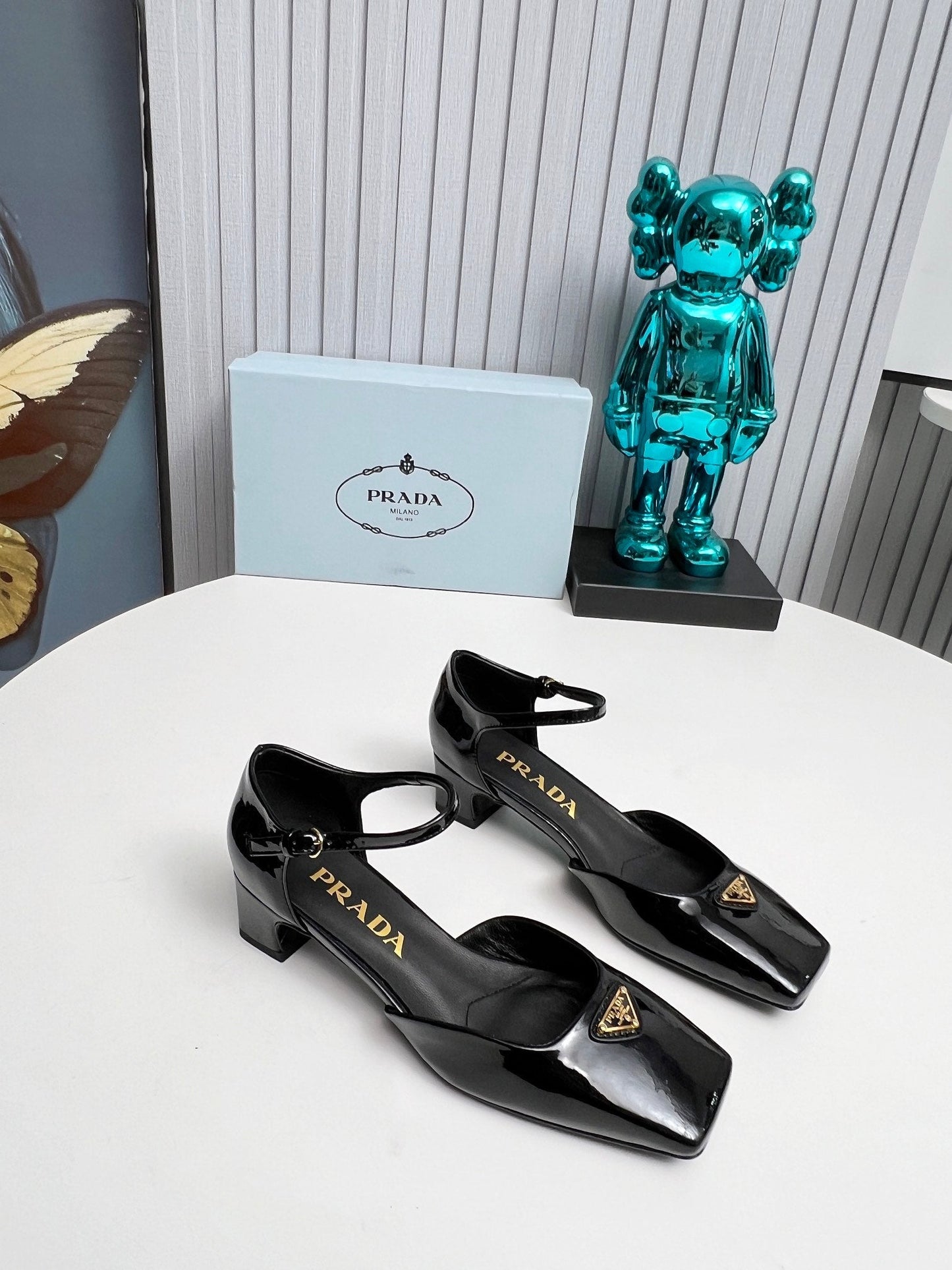 БОСОНІЖКИ PRADA 26S З РЕМІНЦЕМ НА ЩИКОЛОТЦІ НА ПІДБОРАХ 40 ММ З ЧОРНОЇ ЛАКОВАНОЇ ТЕЛЯЧОЇ ШКІРИ З ЛОГОТИПОМ У ВИГЛЯДІ ТРИКУТНИКА