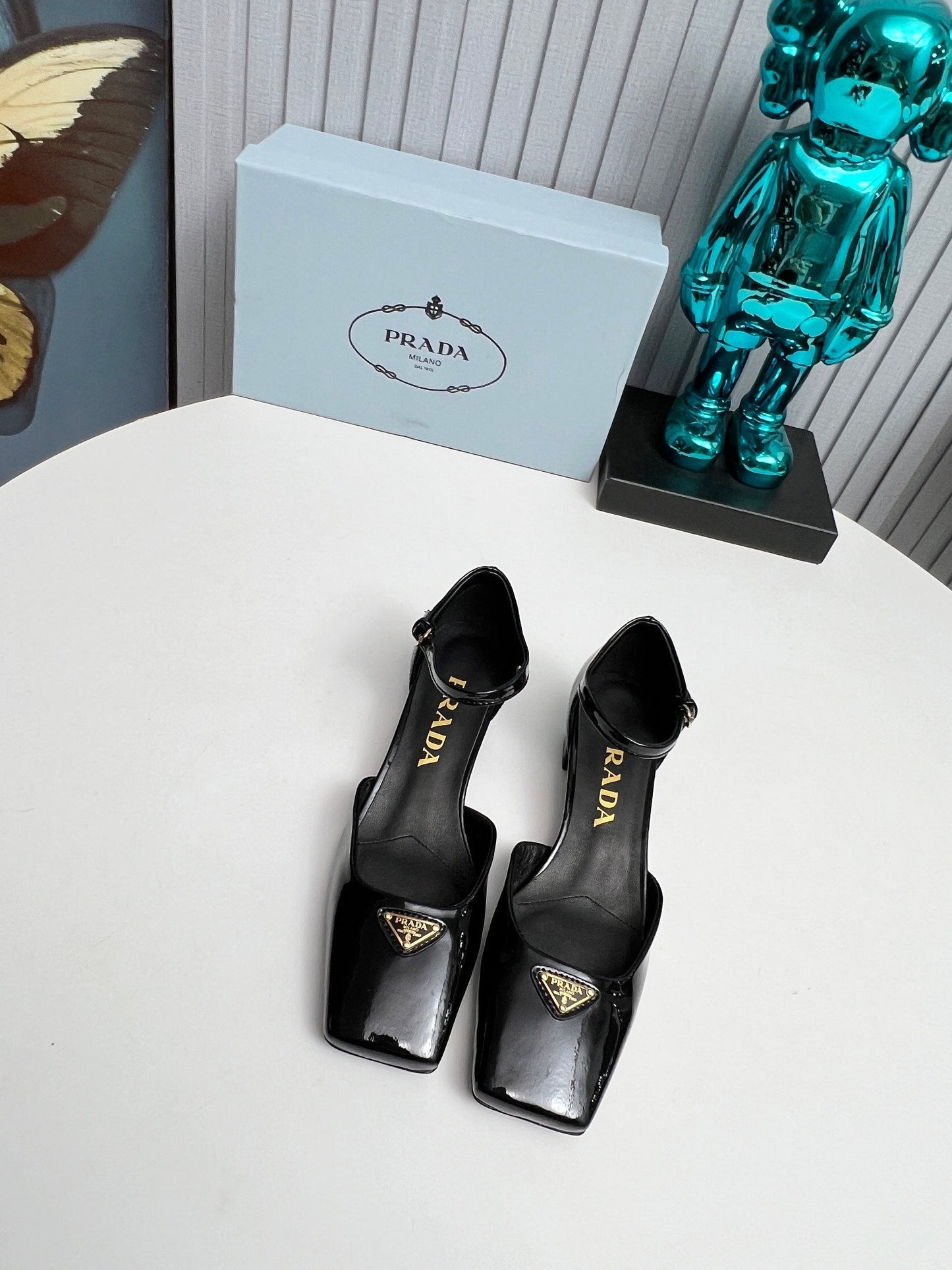 БОСОНІЖКИ PRADA 26S З РЕМІНЦЕМ НА ЩИКОЛОТЦІ НА ПІДБОРАХ 40 ММ З ЧОРНОЇ ЛАКОВАНОЇ ТЕЛЯЧОЇ ШКІРИ З ЛОГОТИПОМ У ВИГЛЯДІ ТРИКУТНИКА