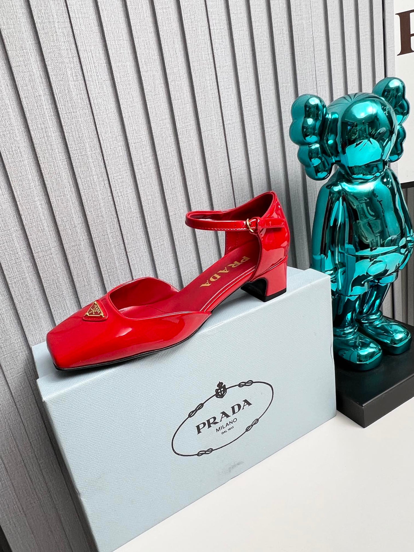 ТУФЛІ PRADA 26S З РЕМІНЦЕМ НА ЩИКОЛОТЦІ, 40 ММ, ЧЕРВОНА ЛАКОВАНА ТЕЛЯЧА ШКІРА, З ЛОГОТИПОМ У ВИГЛЯДІ ТРИКУТНИКА