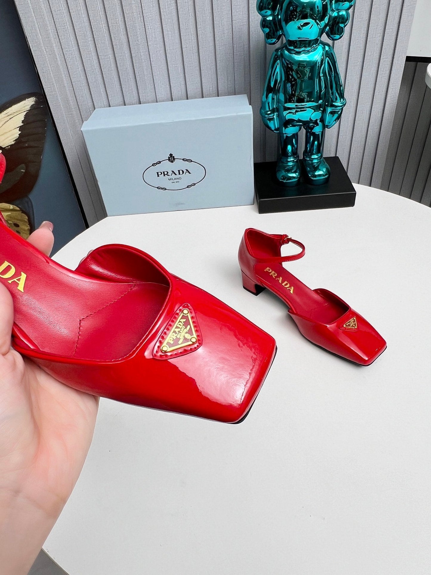 ТУФЛІ PRADA 26S З РЕМІНЦЕМ НА ЩИКОЛОТЦІ, 40 ММ, ЧЕРВОНА ЛАКОВАНА ТЕЛЯЧА ШКІРА, З ЛОГОТИПОМ У ВИГЛЯДІ ТРИКУТНИКА