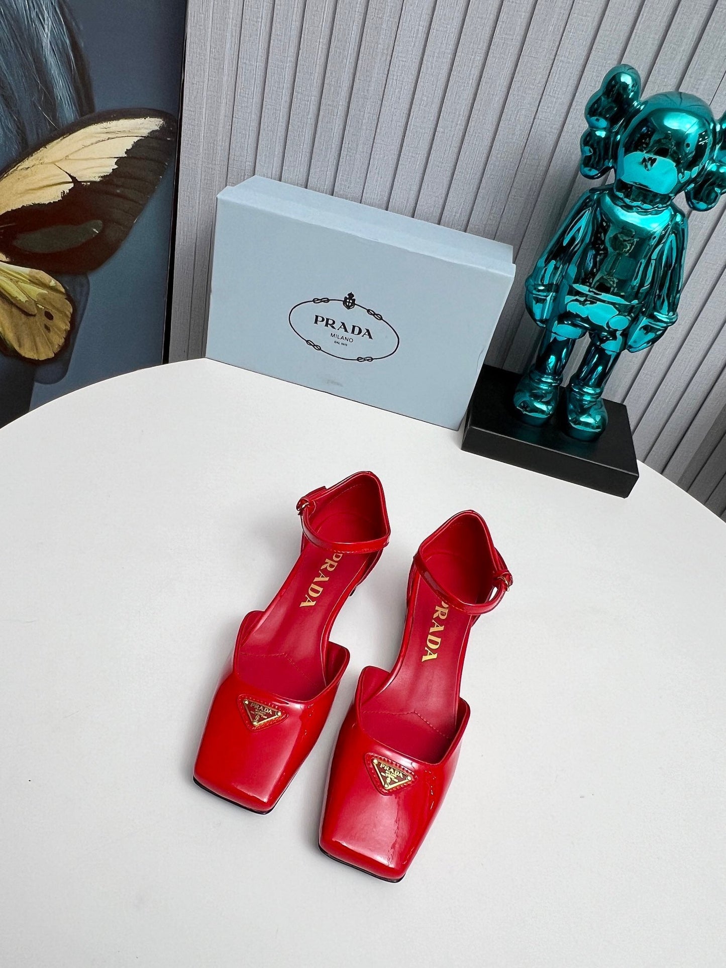 ТУФЛІ PRADA 26S З РЕМІНЦЕМ НА ЩИКОЛОТЦІ, 40 ММ, ЧЕРВОНА ЛАКОВАНА ТЕЛЯЧА ШКІРА, З ЛОГОТИПОМ У ВИГЛЯДІ ТРИКУТНИКА
