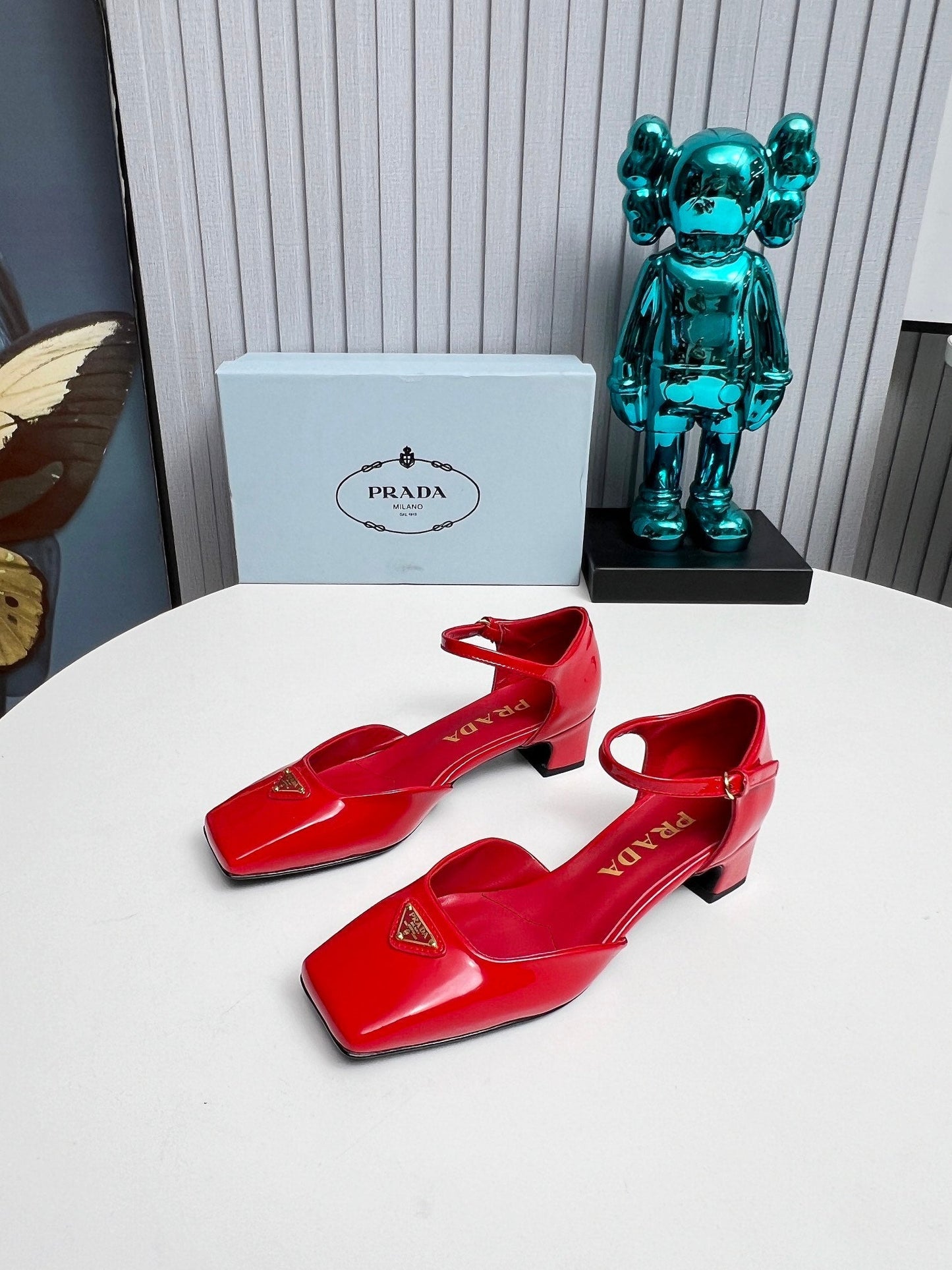 ТУФЛІ PRADA 26S З РЕМІНЦЕМ НА ЩИКОЛОТЦІ, 40 ММ, ЧЕРВОНА ЛАКОВАНА ТЕЛЯЧА ШКІРА, З ЛОГОТИПОМ У ВИГЛЯДІ ТРИКУТНИКА