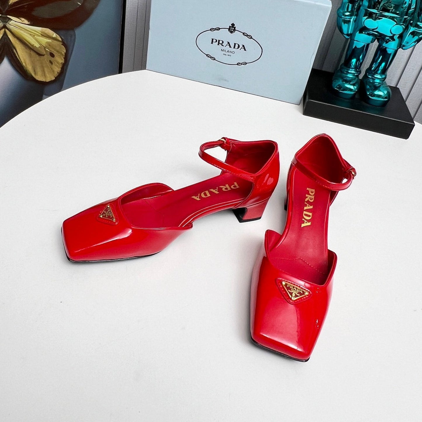 ТУФЛІ PRADA 26S З РЕМІНЦЕМ НА ЩИКОЛОТЦІ, 40 ММ, ЧЕРВОНА ЛАКОВАНА ТЕЛЯЧА ШКІРА, З ЛОГОТИПОМ У ВИГЛЯДІ ТРИКУТНИКА