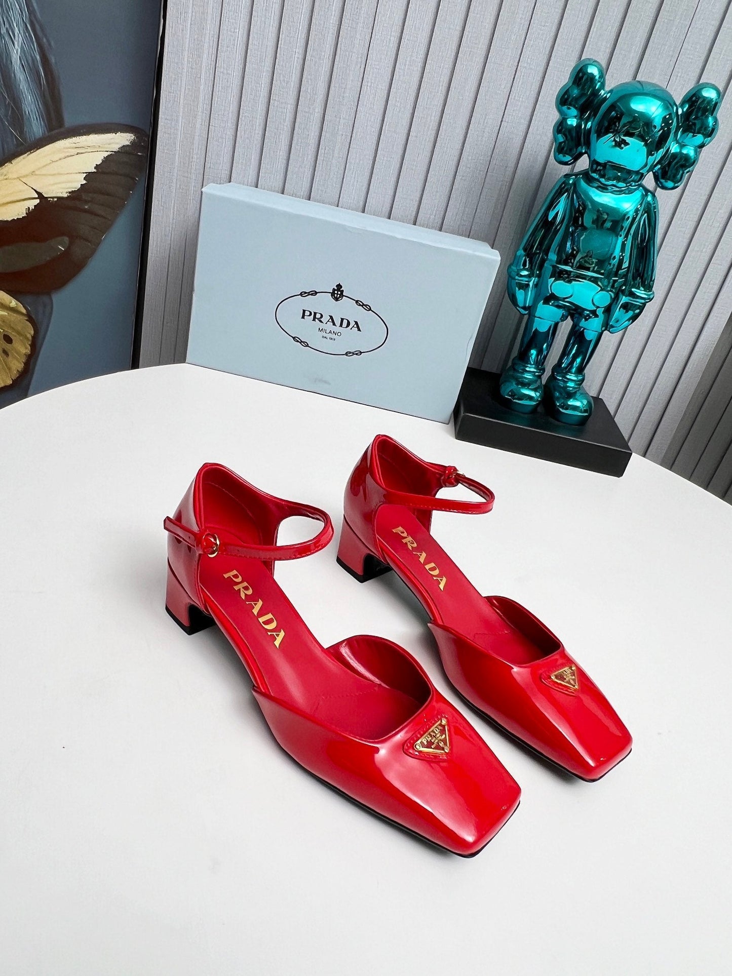 ТУФЛІ PRADA 26S З РЕМІНЦЕМ НА ЩИКОЛОТЦІ, 40 ММ, ЧЕРВОНА ЛАКОВАНА ТЕЛЯЧА ШКІРА, З ЛОГОТИПОМ У ВИГЛЯДІ ТРИКУТНИКА
