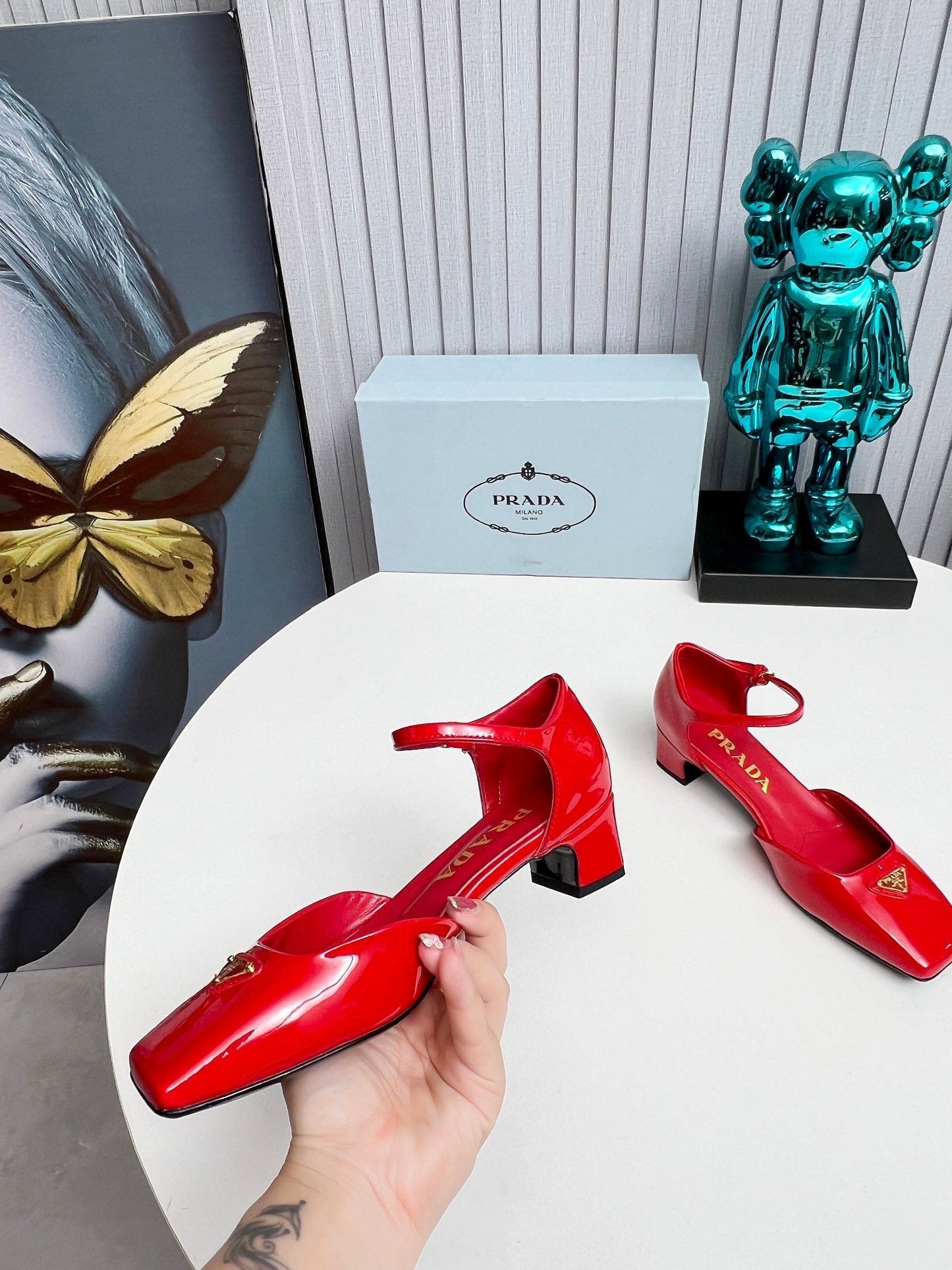 ТУФЛІ PRADA 26S З РЕМІНЦЕМ НА ЩИКОЛОТЦІ, 40 ММ, ЧЕРВОНА ЛАКОВАНА ТЕЛЯЧА ШКІРА, З ЛОГОТИПОМ У ВИГЛЯДІ ТРИКУТНИКА