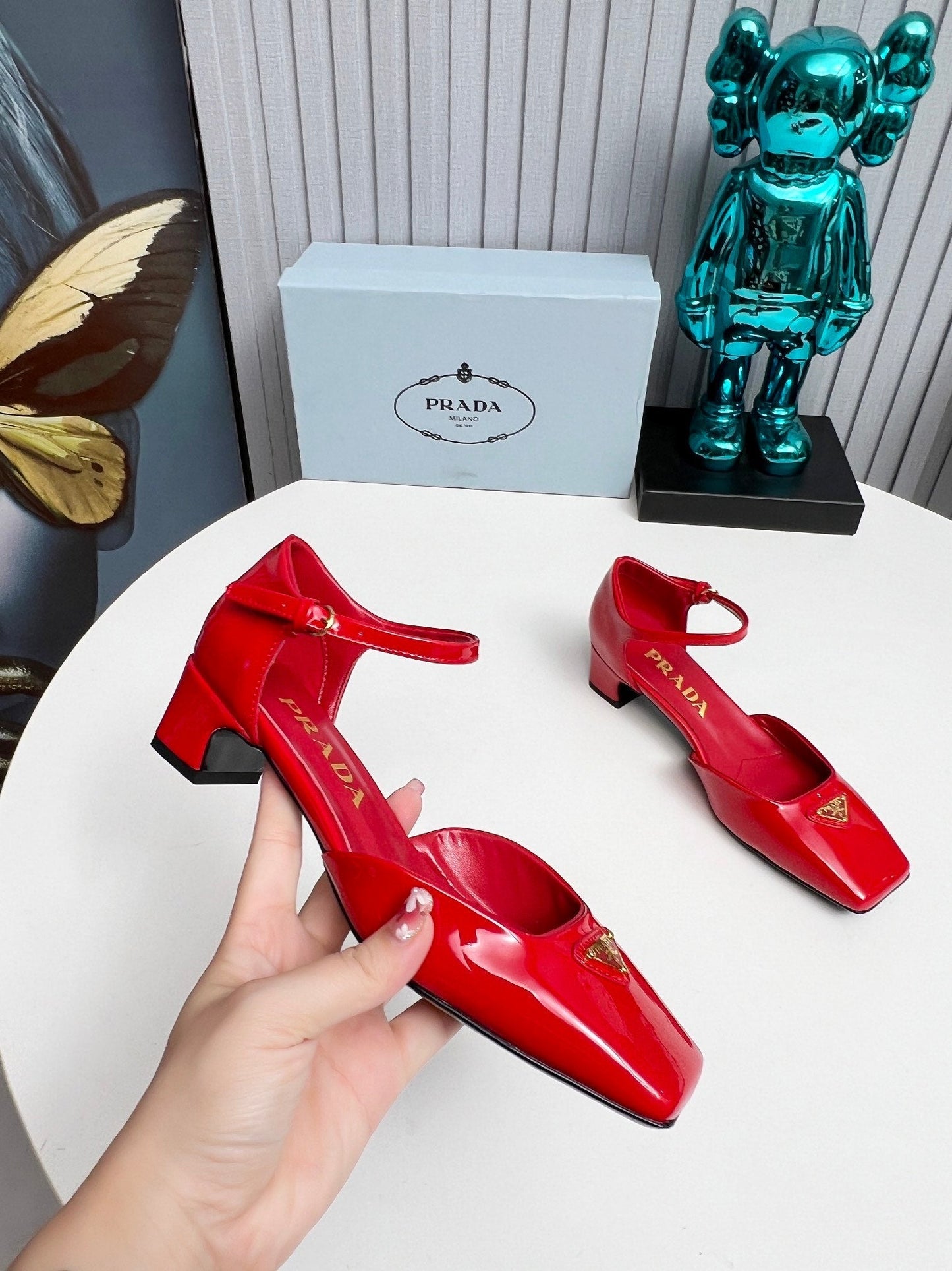 ТУФЛІ PRADA 26S З РЕМІНЦЕМ НА ЩИКОЛОТЦІ, 40 ММ, ЧЕРВОНА ЛАКОВАНА ТЕЛЯЧА ШКІРА, З ЛОГОТИПОМ У ВИГЛЯДІ ТРИКУТНИКА