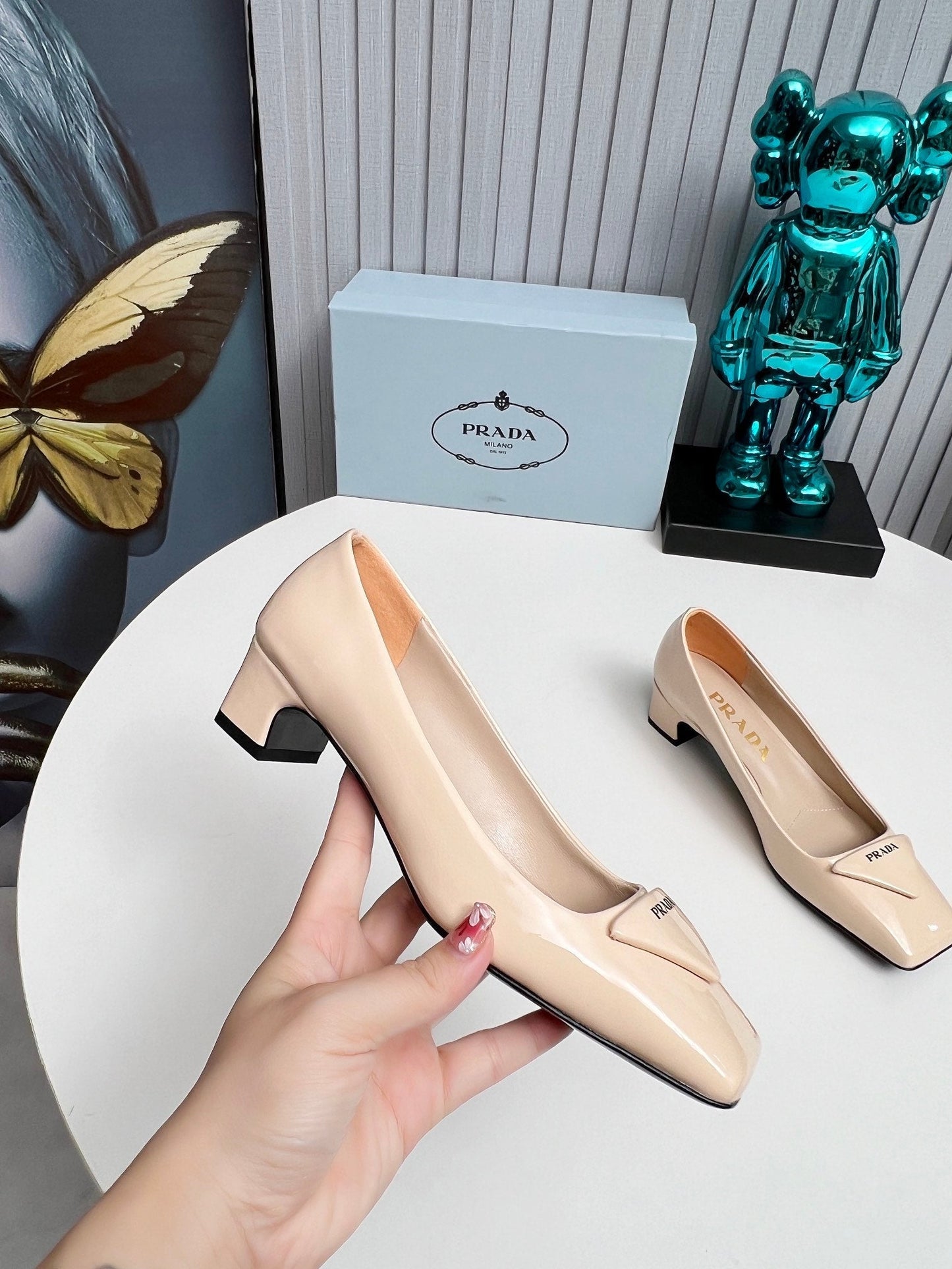 PRADA 26S SQUARE TOE PUMPS BLOCK HEEL 40MM IN NUDE BEIGE PATENT CALFSKIN WITH LOGO