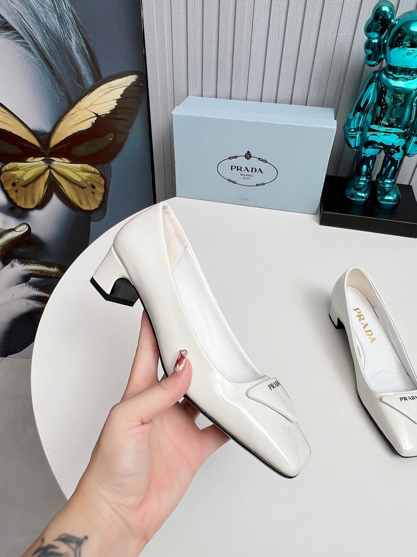 PRADA 26S SQUARE TOE PUMPS BLOCK HEEL 40MM IN WHITE PATENT CALFSKIN WITH LOGO
