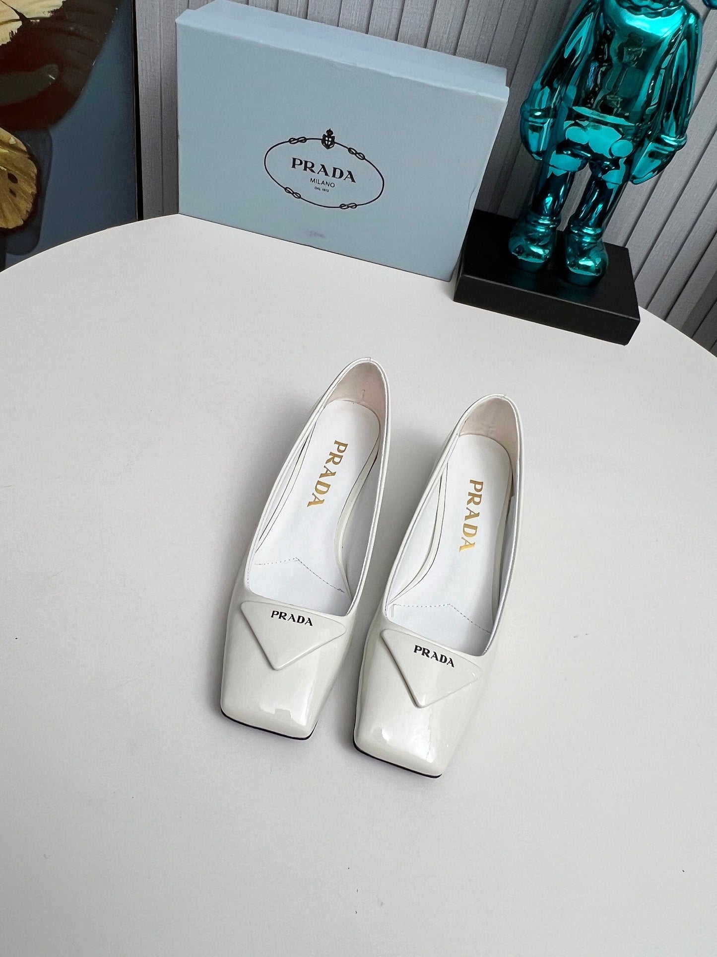 PRADA 26S SQUARE TOE PUMPS BLOCK HEEL 40MM IN WHITE PATENT CALFSKIN WITH LOGO