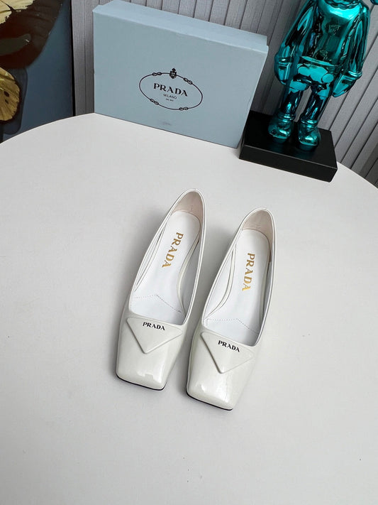 PRADA 26S SQUARE TOE PUMPS BLOCK HEEL 40MM IN WHITE PATENT CALFSKIN WITH LOGO