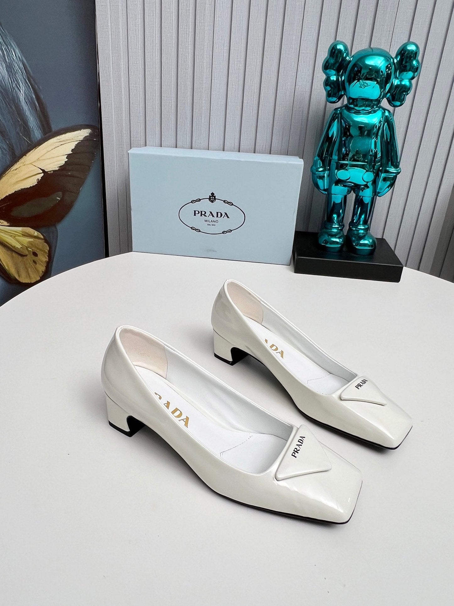 PRADA 26S SQUARE TOE PUMPS BLOCK HEEL 40MM IN WHITE PATENT CALFSKIN WITH LOGO