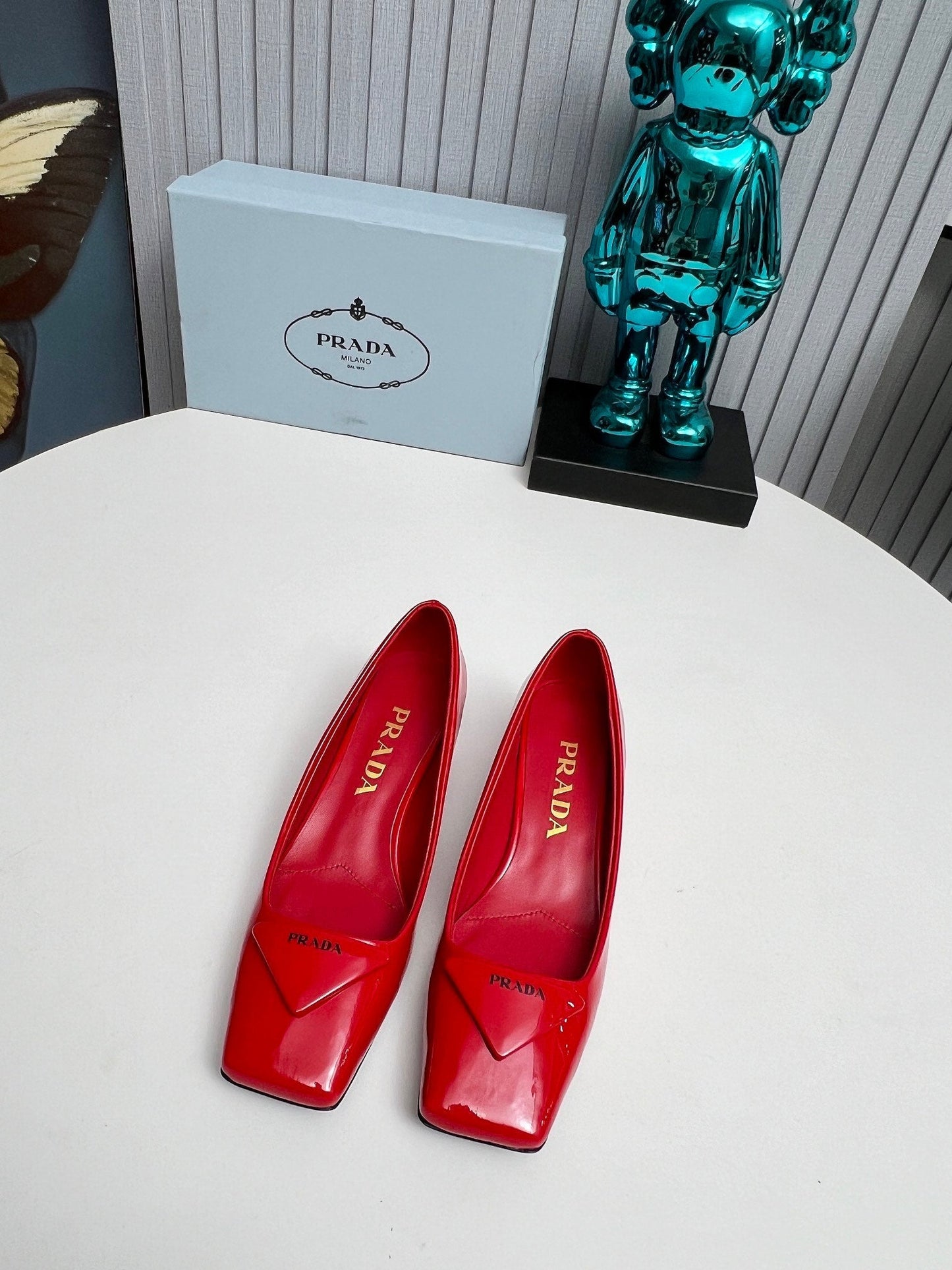 PRADA 26S SQUARE TOE PUMPS BLOCK HEEL 40MM IN RED PATENT CALFSKIN WITH LOGO