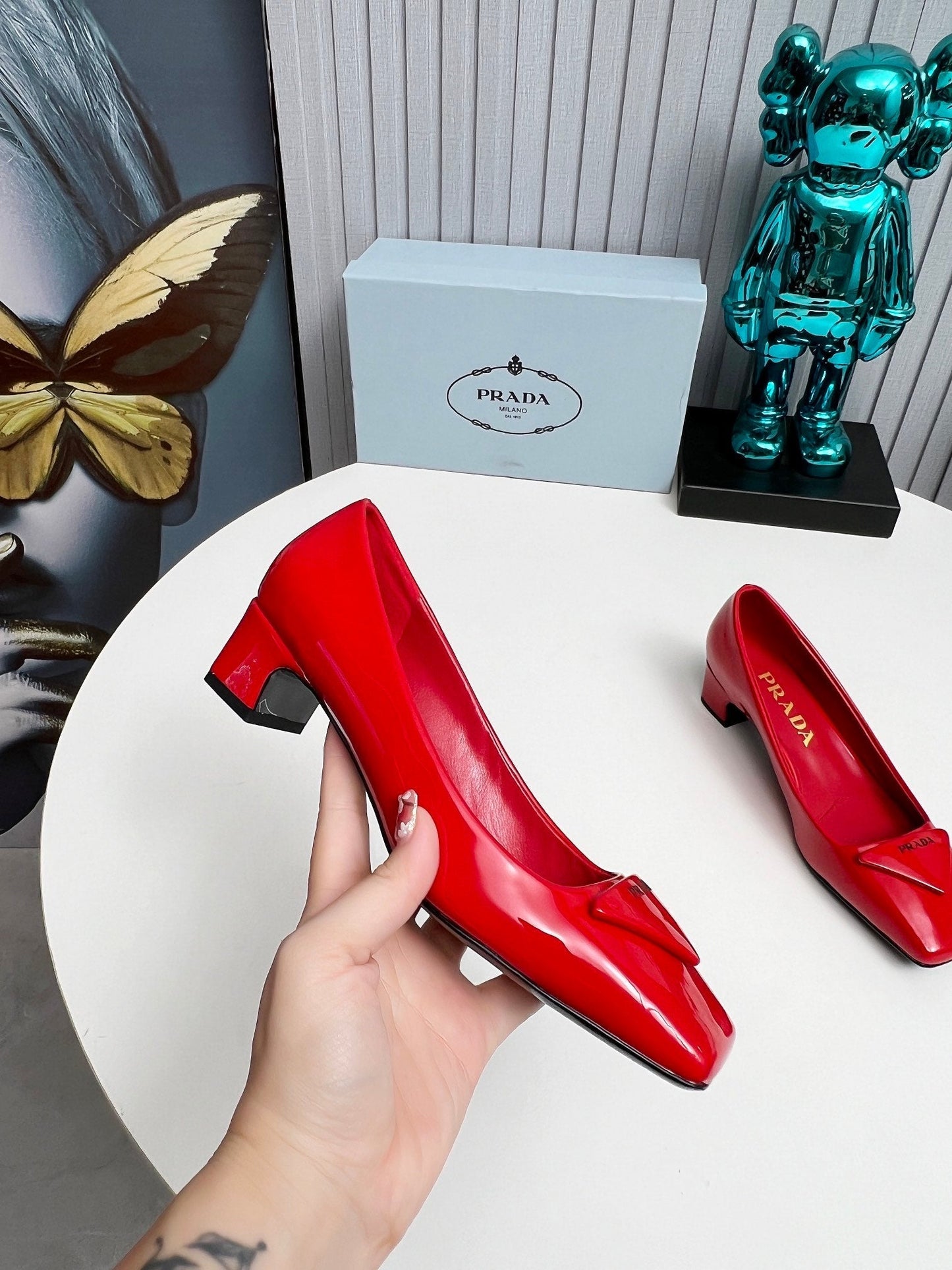 PRADA 26S SQUARE TOE PUMPS BLOCK HEEL 40MM IN RED PATENT CALFSKIN WITH LOGO