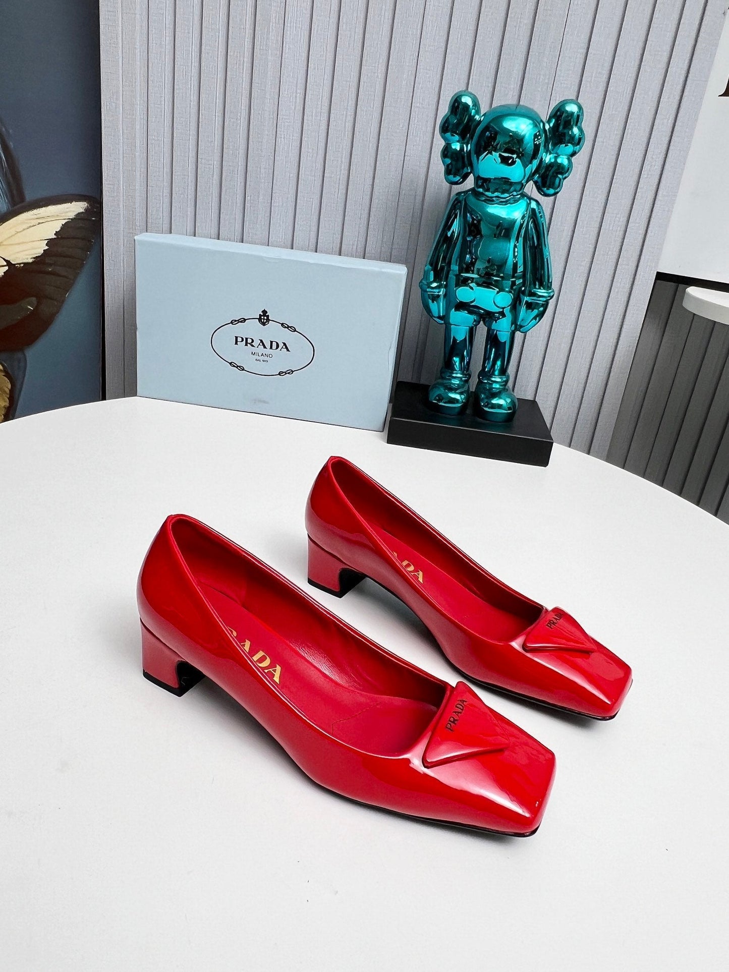 PRADA 26S SQUARE TOE PUMPS BLOCK HEEL 40MM IN RED PATENT CALFSKIN WITH LOGO