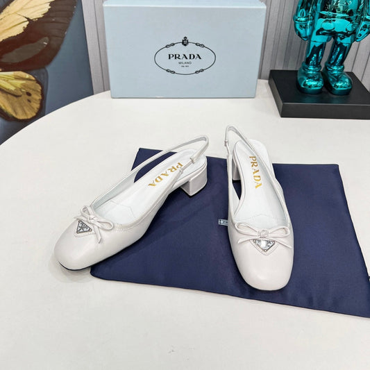 БОСОНІЖКИ PRADA 26S З ЗАКРИТИМ НОСКОМ І РЕМІНЦЕМ НА П'ЯТІ 40 ММ З БІЛОЇ ТЕЛЯЧОЇ ШКІРИ З БАНТОМ