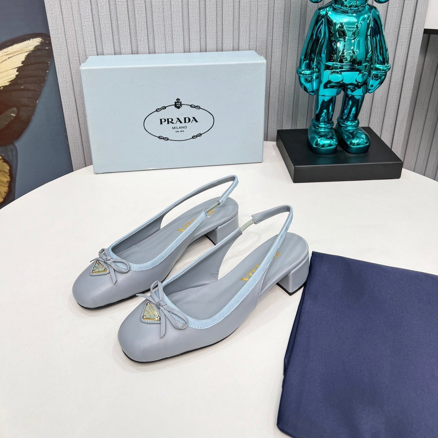 Жіночі туфлі-слінгбеки PRADA 26S з круглим носком 40 мм зі світло-блакитної телячої шкіри з бантом
