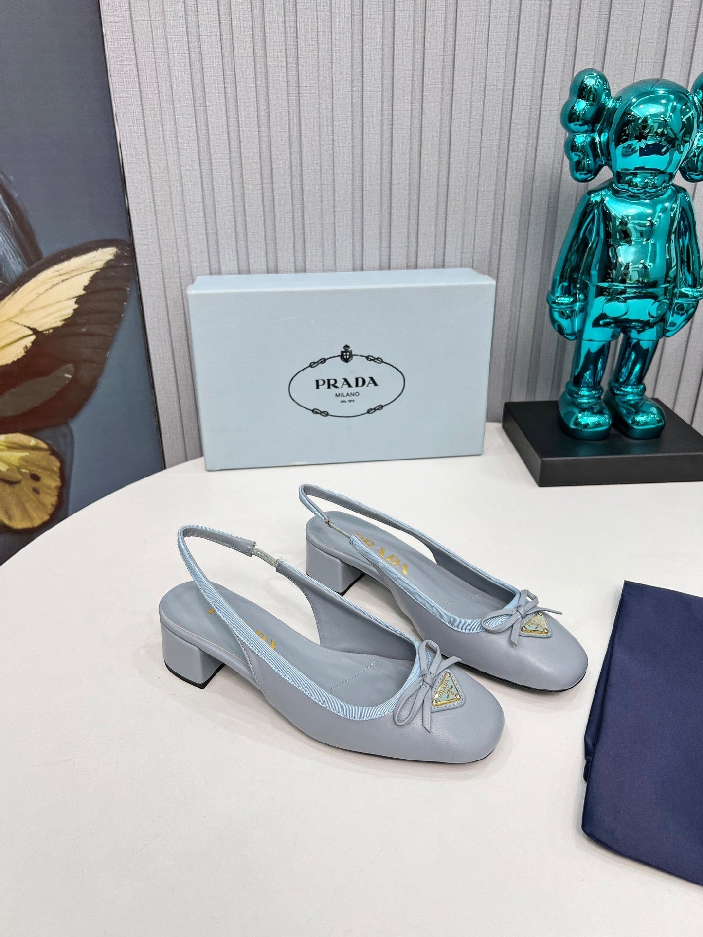 Жіночі туфлі-слінгбеки PRADA 26S з круглим носком 40 мм зі світло-блакитної телячої шкіри з бантом