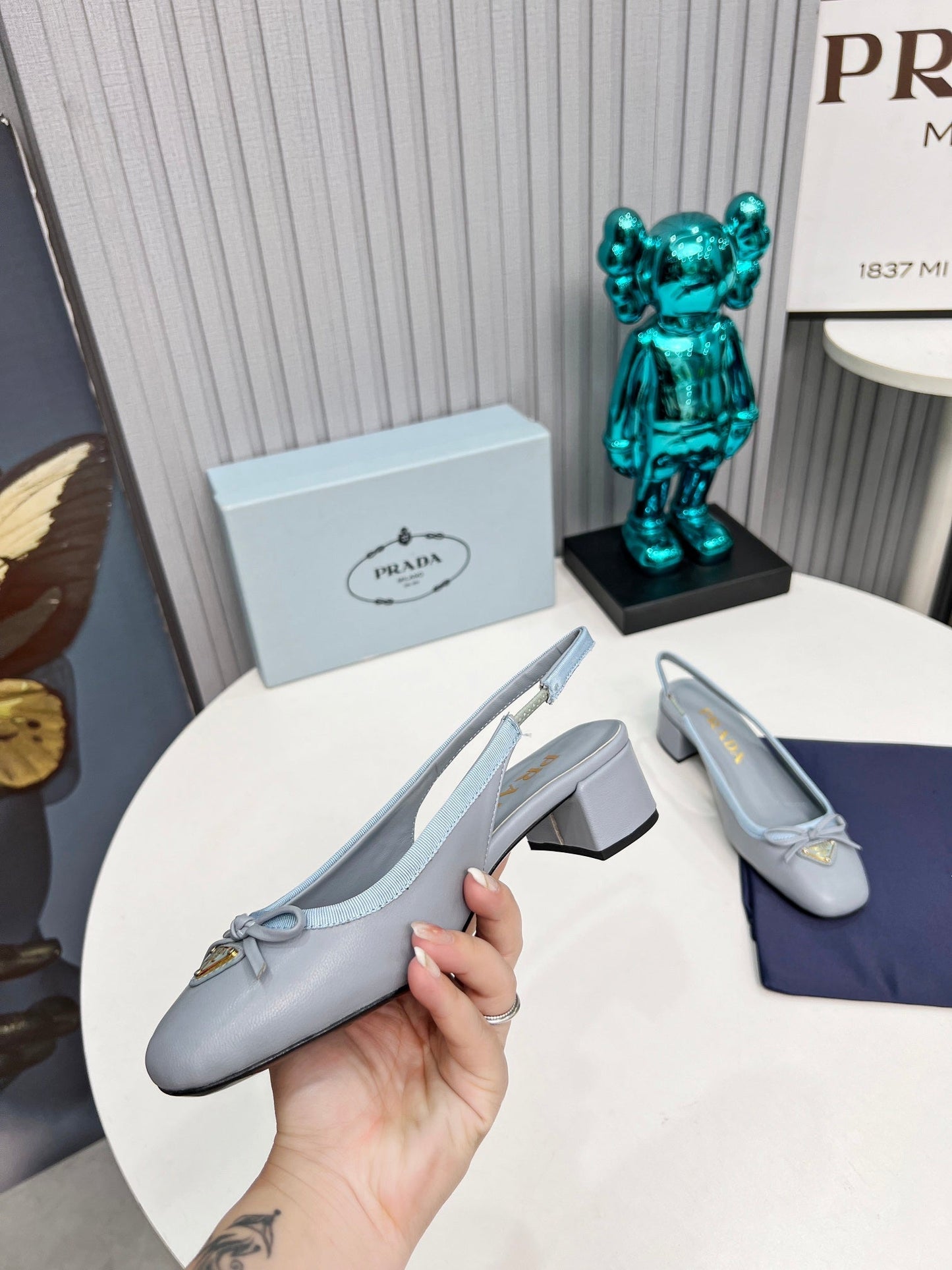 Жіночі туфлі-слінгбеки PRADA 26S з круглим носком 40 мм зі світло-блакитної телячої шкіри з бантом