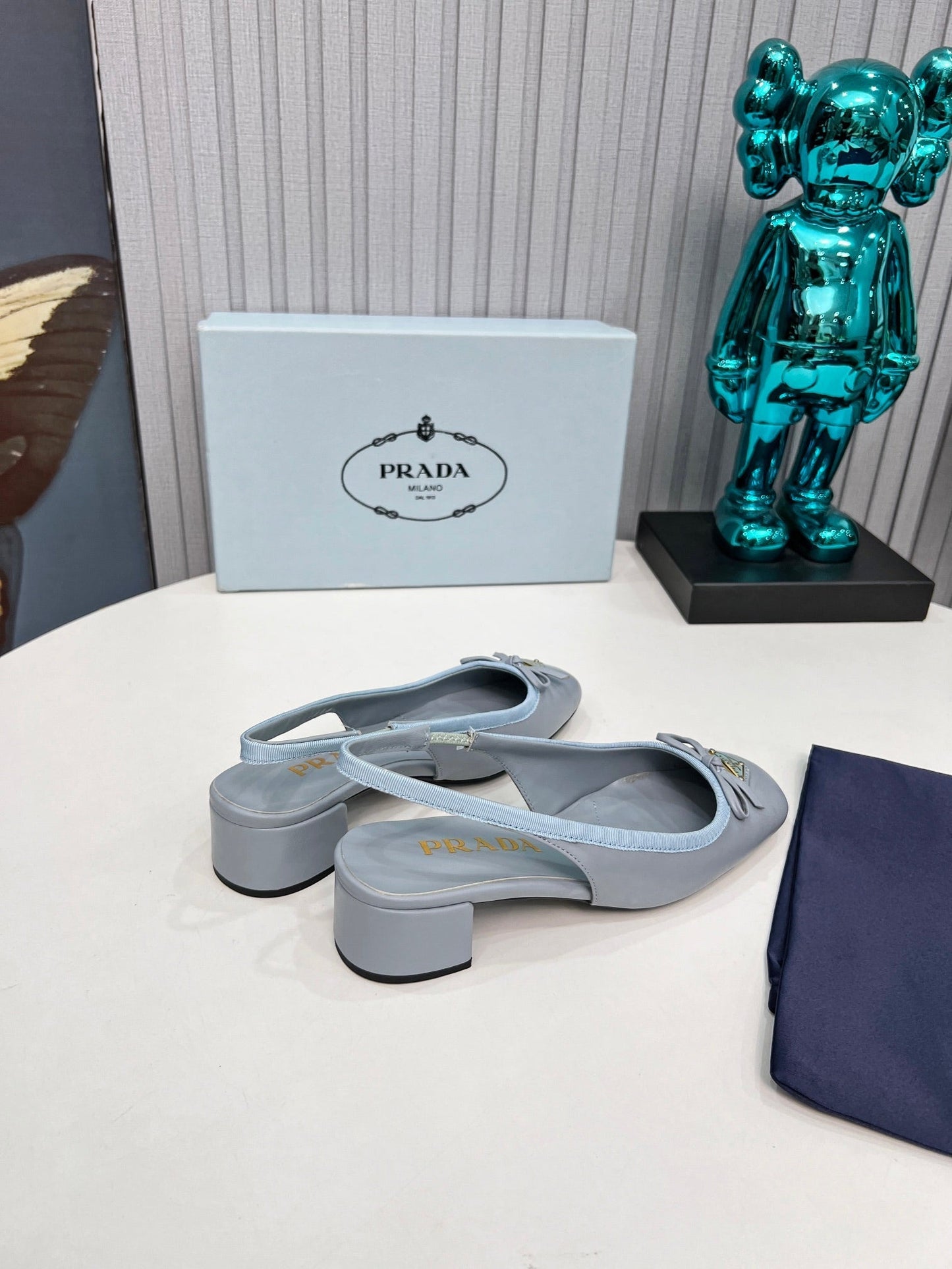 Жіночі туфлі-слінгбеки PRADA 26S з круглим носком 40 мм зі світло-блакитної телячої шкіри з бантом