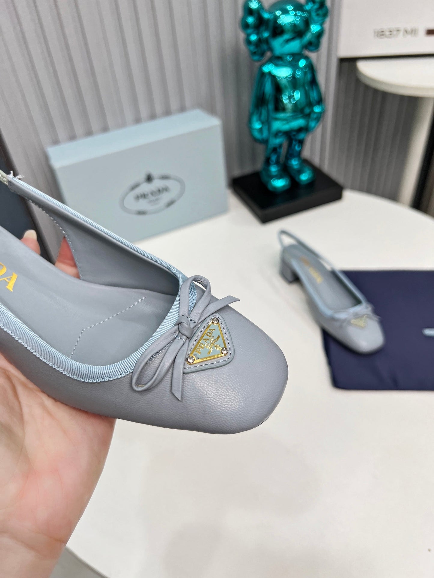 Жіночі туфлі-слінгбеки PRADA 26S з круглим носком 40 мм зі світло-блакитної телячої шкіри з бантом