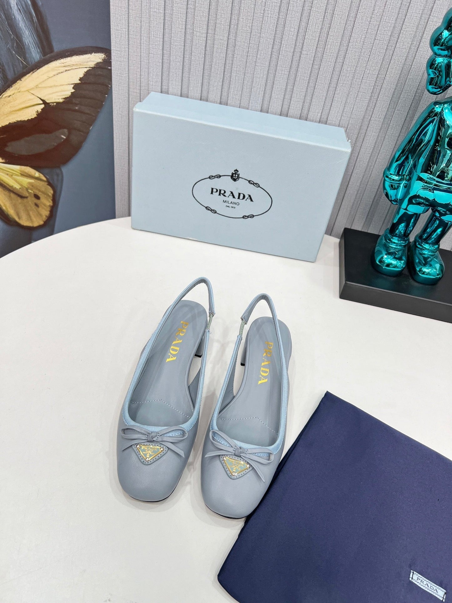 Жіночі туфлі-слінгбеки PRADA 26S з круглим носком 40 мм зі світло-блакитної телячої шкіри з бантом
