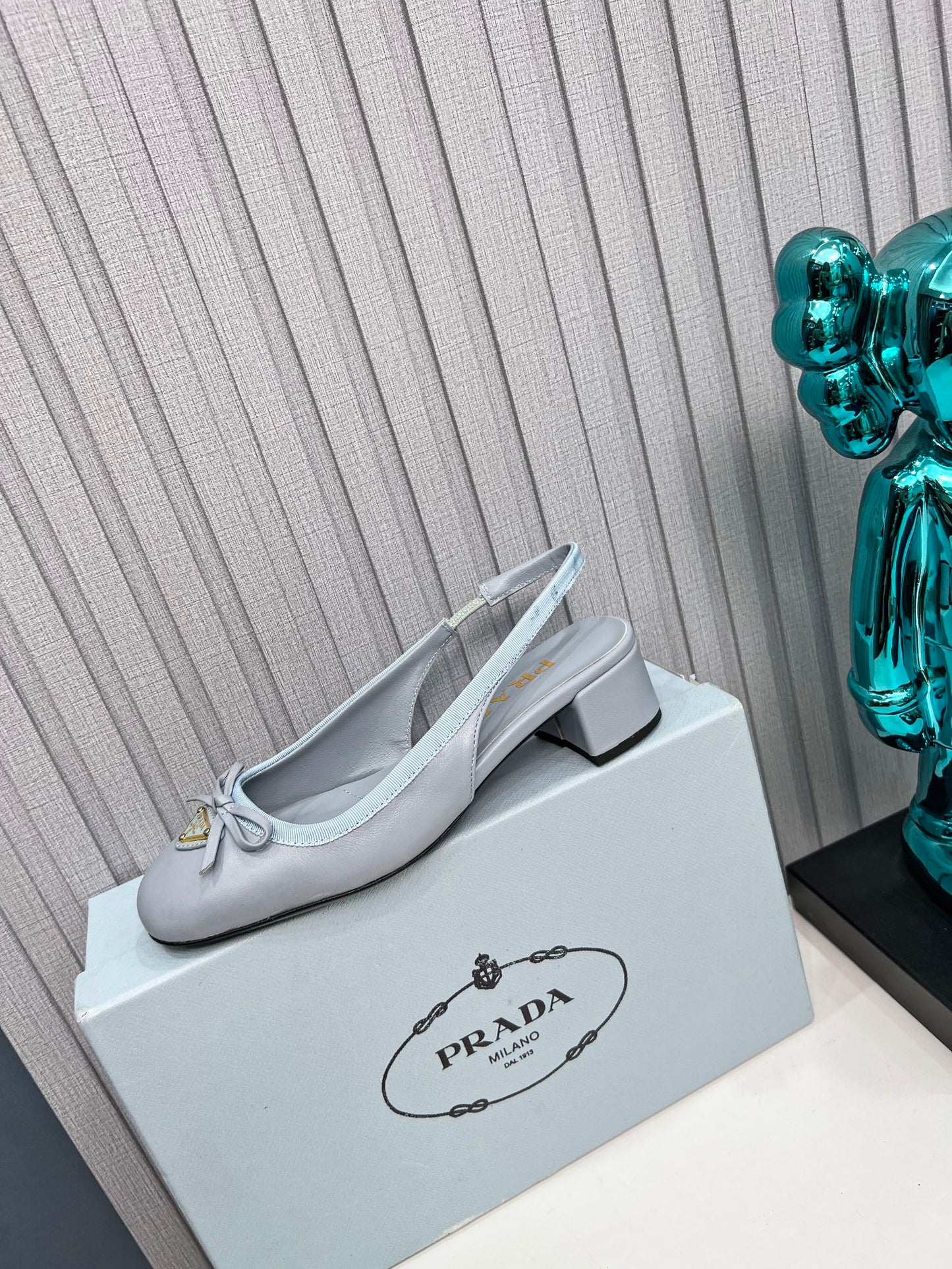 Жіночі туфлі-слінгбеки PRADA 26S з круглим носком 40 мм зі світло-блакитної телячої шкіри з бантом