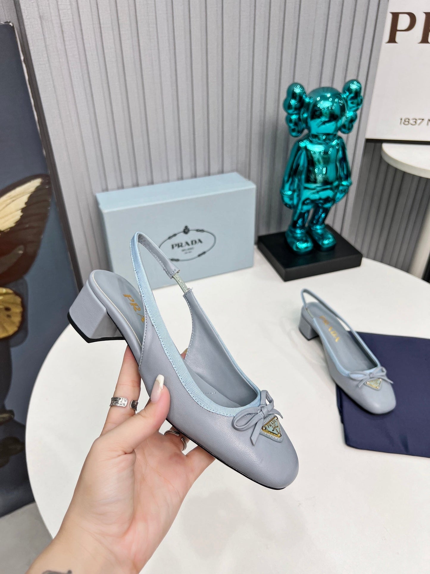 Жіночі туфлі-слінгбеки PRADA 26S з круглим носком 40 мм зі світло-блакитної телячої шкіри з бантом