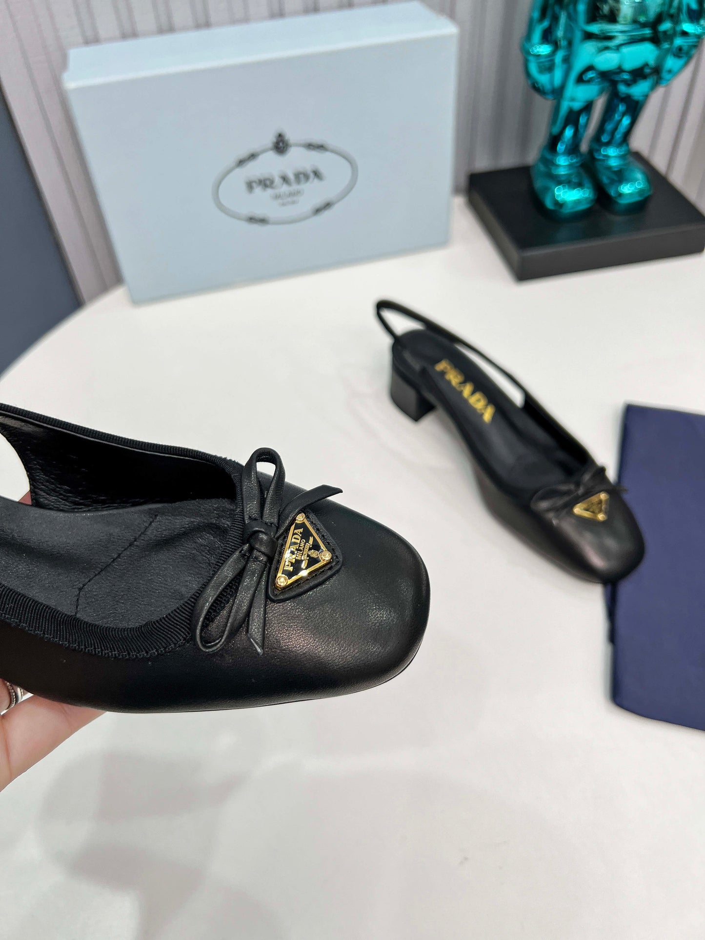ЖІНОЧІ ТУФЛІ PRADA З ВІДКРИТОЮ П'ЯТОЮ, ЗАКРУГЛЕНИМ НОСКОМ, КАБЛУКОМ 40 ММ, ЧОРНА ТЕЛЯЧА ШКІРА З БАНТОМ