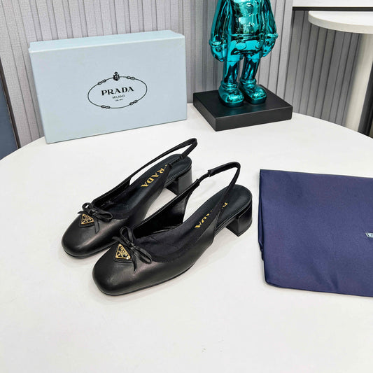 ЖІНОЧІ ТУФЛІ PRADA З ВІДКРИТОЮ П'ЯТОЮ, ЗАКРУГЛЕНИМ НОСКОМ, КАБЛУКОМ 40 ММ, ЧОРНА ТЕЛЯЧА ШКІРА З БАНТОМ
