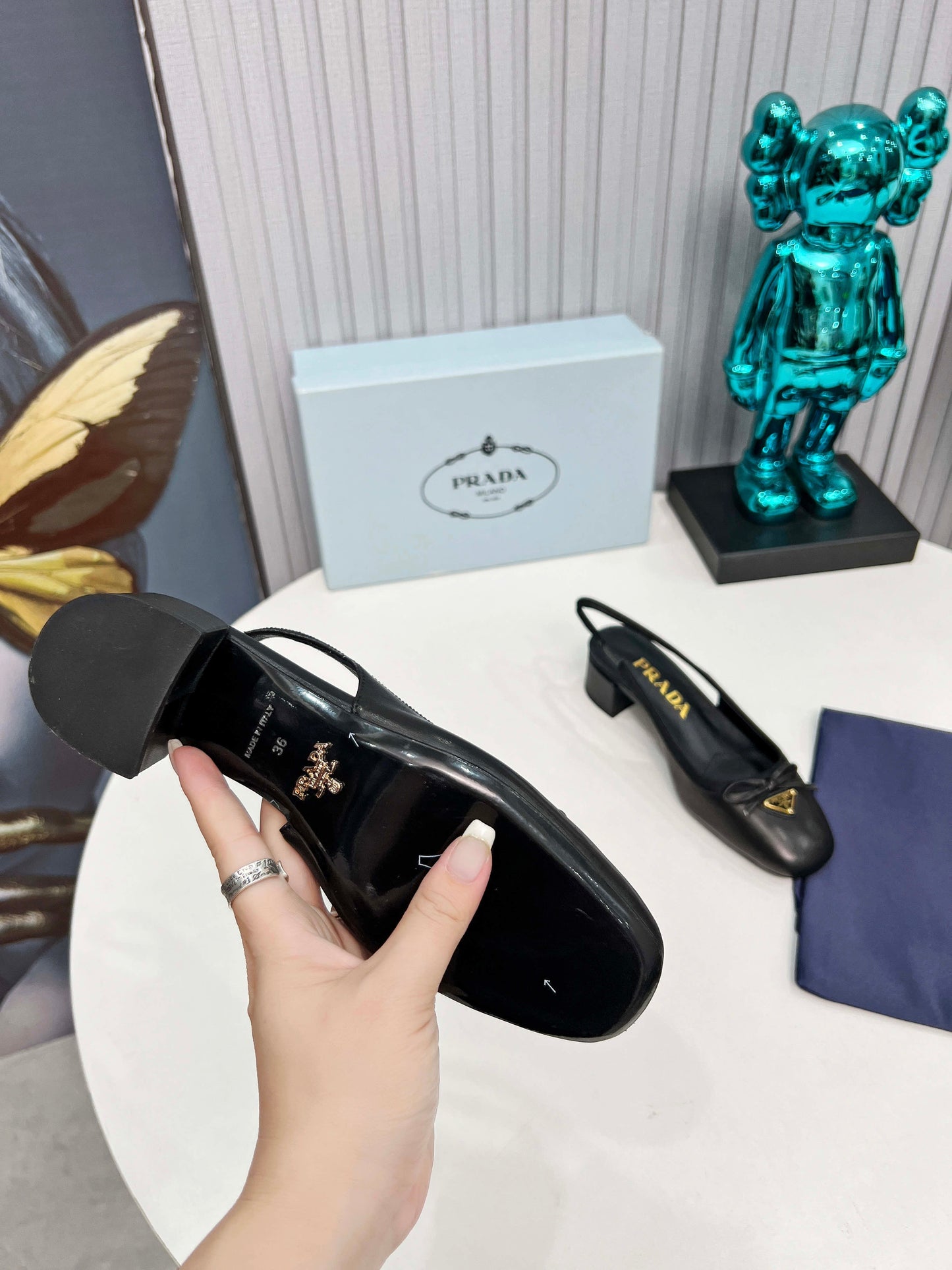 ЖІНОЧІ ТУФЛІ PRADA З ВІДКРИТОЮ П'ЯТОЮ, ЗАКРУГЛЕНИМ НОСКОМ, КАБЛУКОМ 40 ММ, ЧОРНА ТЕЛЯЧА ШКІРА З БАНТОМ