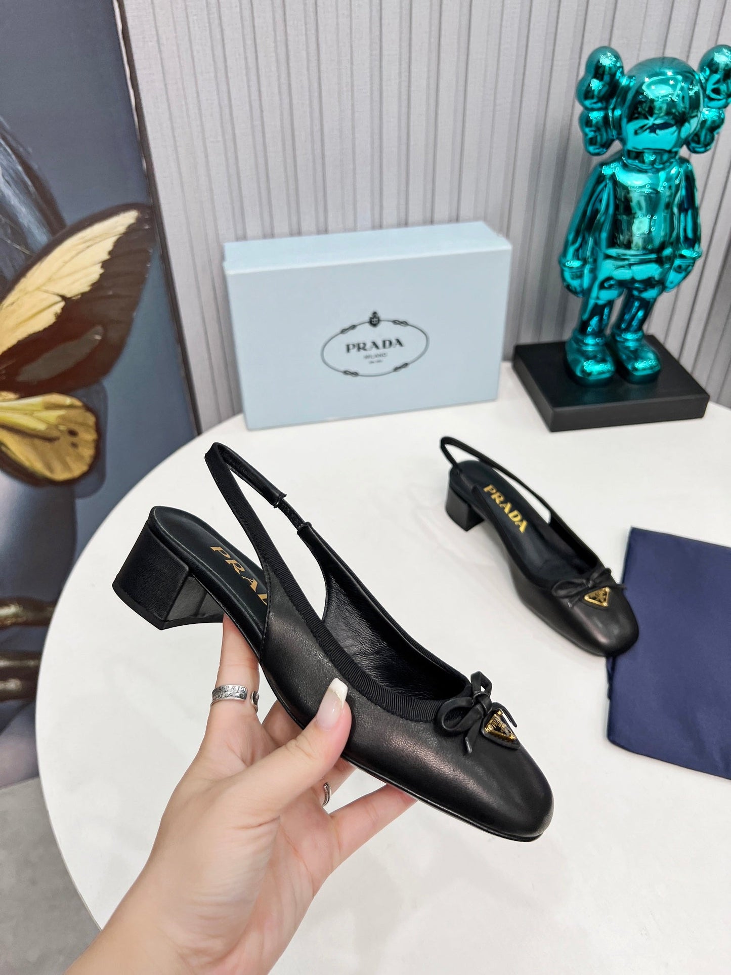 ЖІНОЧІ ТУФЛІ PRADA З ВІДКРИТОЮ П'ЯТОЮ, ЗАКРУГЛЕНИМ НОСКОМ, КАБЛУКОМ 40 ММ, ЧОРНА ТЕЛЯЧА ШКІРА З БАНТОМ