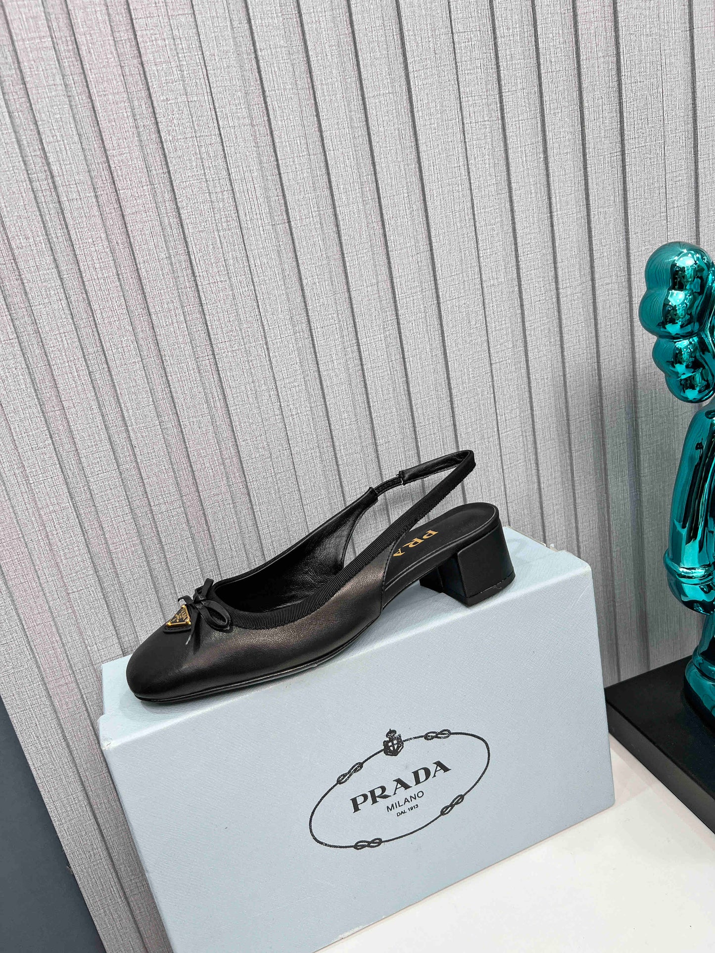 ЖІНОЧІ ТУФЛІ PRADA З ВІДКРИТОЮ П'ЯТОЮ, ЗАКРУГЛЕНИМ НОСКОМ, КАБЛУКОМ 40 ММ, ЧОРНА ТЕЛЯЧА ШКІРА З БАНТОМ