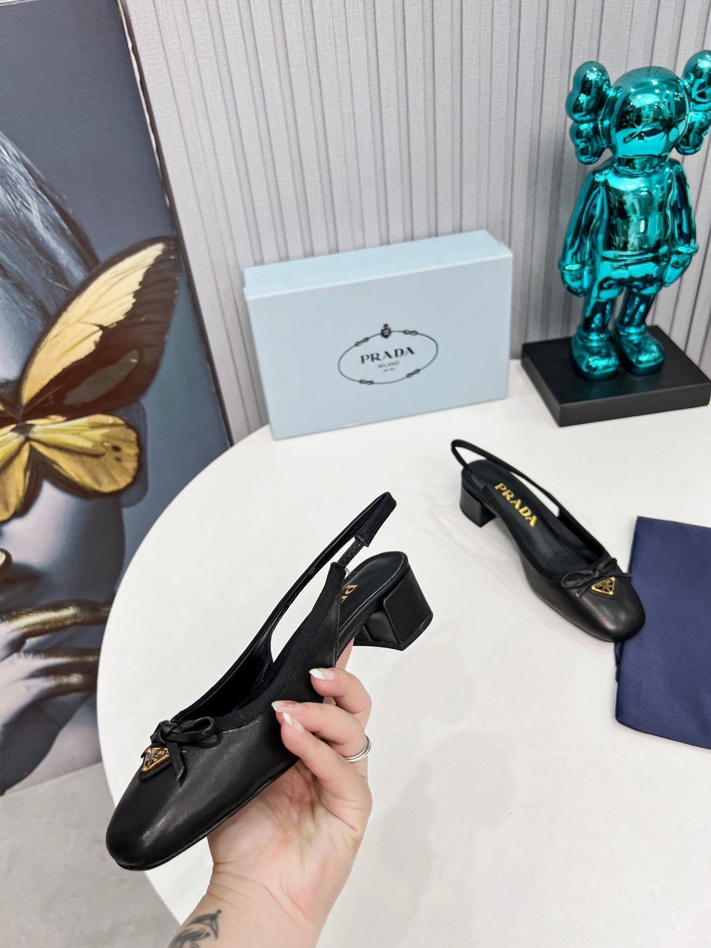 ЖІНОЧІ ТУФЛІ PRADA З ВІДКРИТОЮ П'ЯТОЮ, ЗАКРУГЛЕНИМ НОСКОМ, КАБЛУКОМ 40 ММ, ЧОРНА ТЕЛЯЧА ШКІРА З БАНТОМ