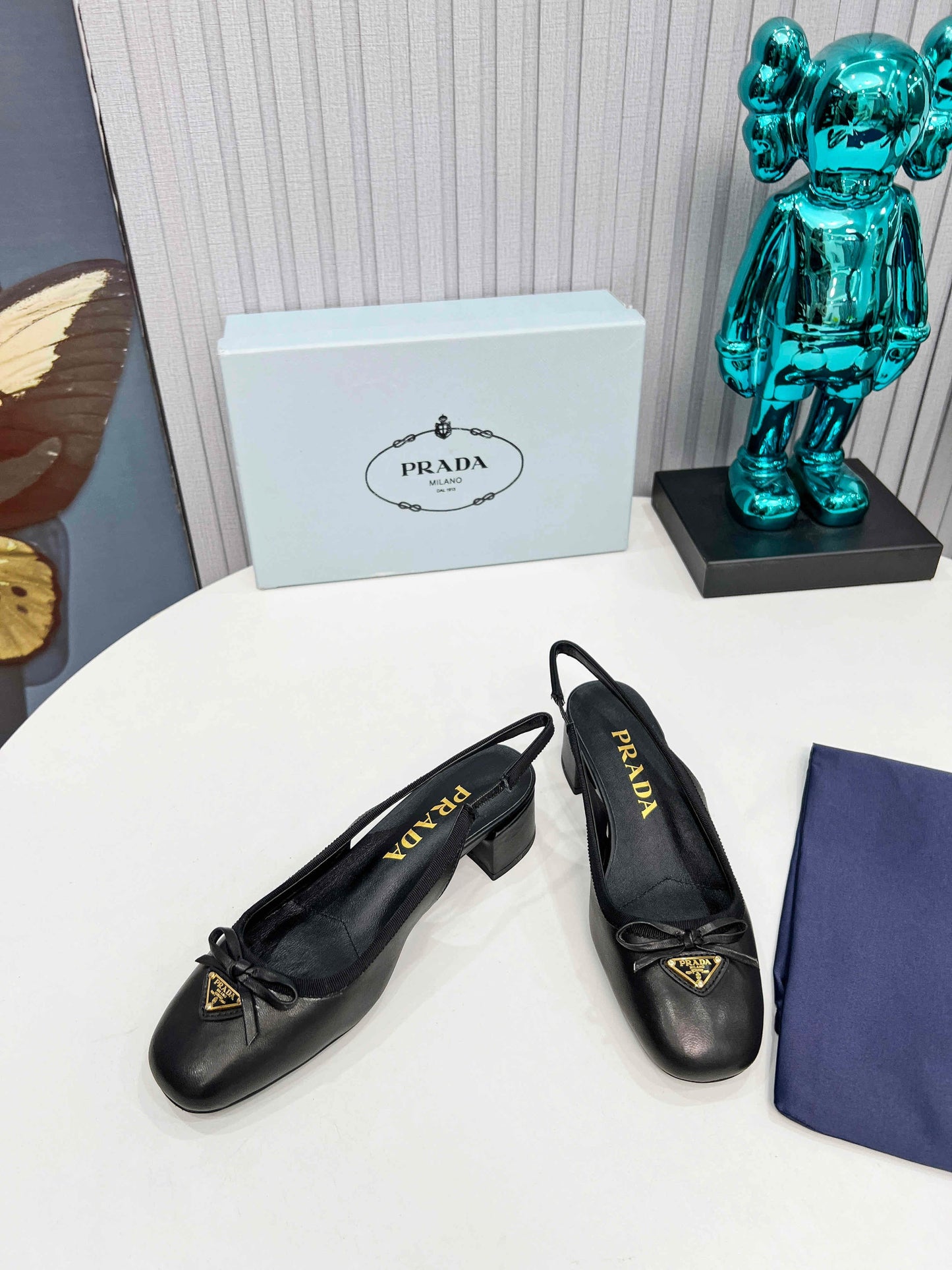 ЖІНОЧІ ТУФЛІ PRADA З ВІДКРИТОЮ П'ЯТОЮ, ЗАКРУГЛЕНИМ НОСКОМ, КАБЛУКОМ 40 ММ, ЧОРНА ТЕЛЯЧА ШКІРА З БАНТОМ