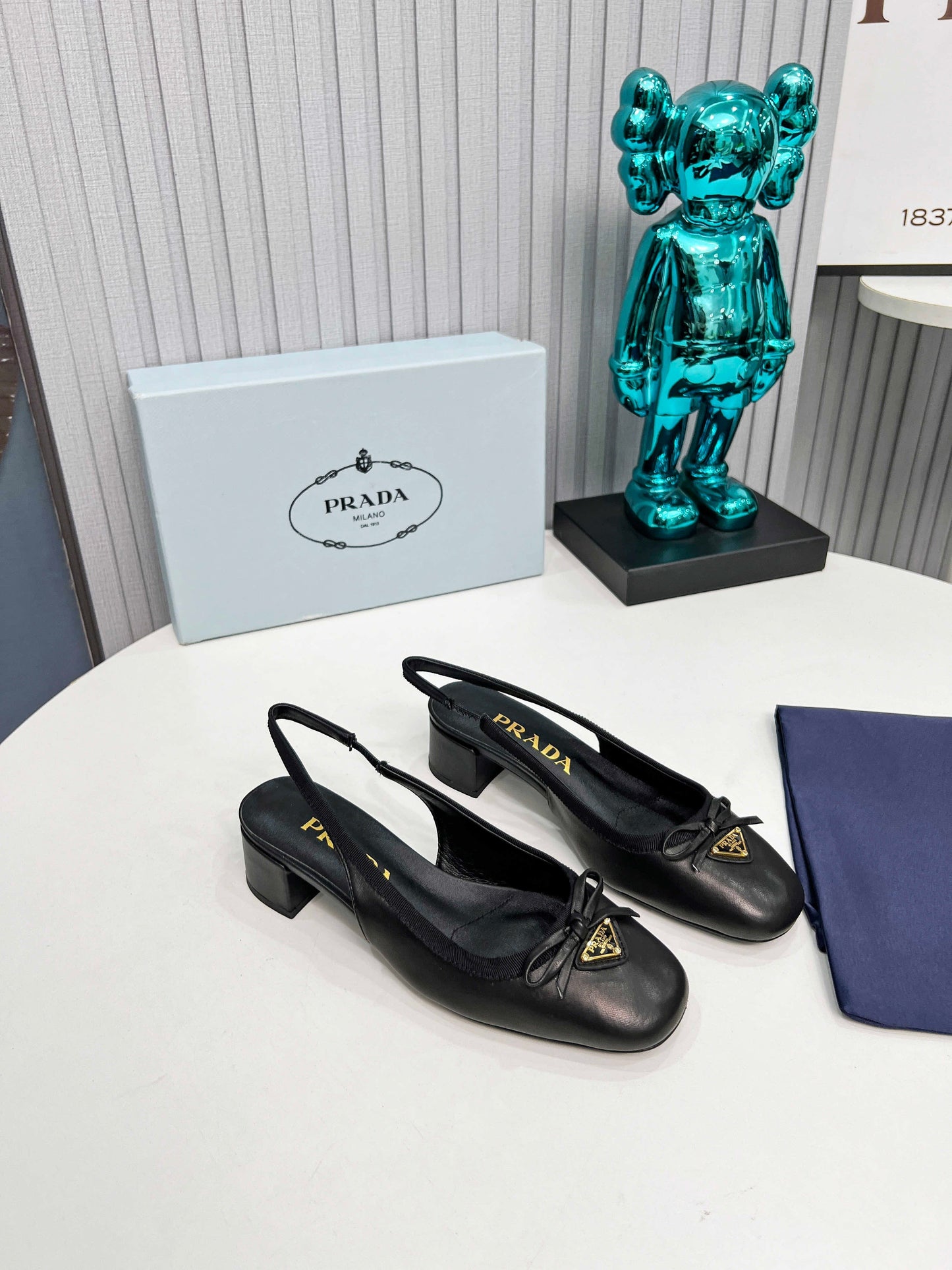 ЖІНОЧІ ТУФЛІ PRADA З ВІДКРИТОЮ П'ЯТОЮ, ЗАКРУГЛЕНИМ НОСКОМ, КАБЛУКОМ 40 ММ, ЧОРНА ТЕЛЯЧА ШКІРА З БАНТОМ