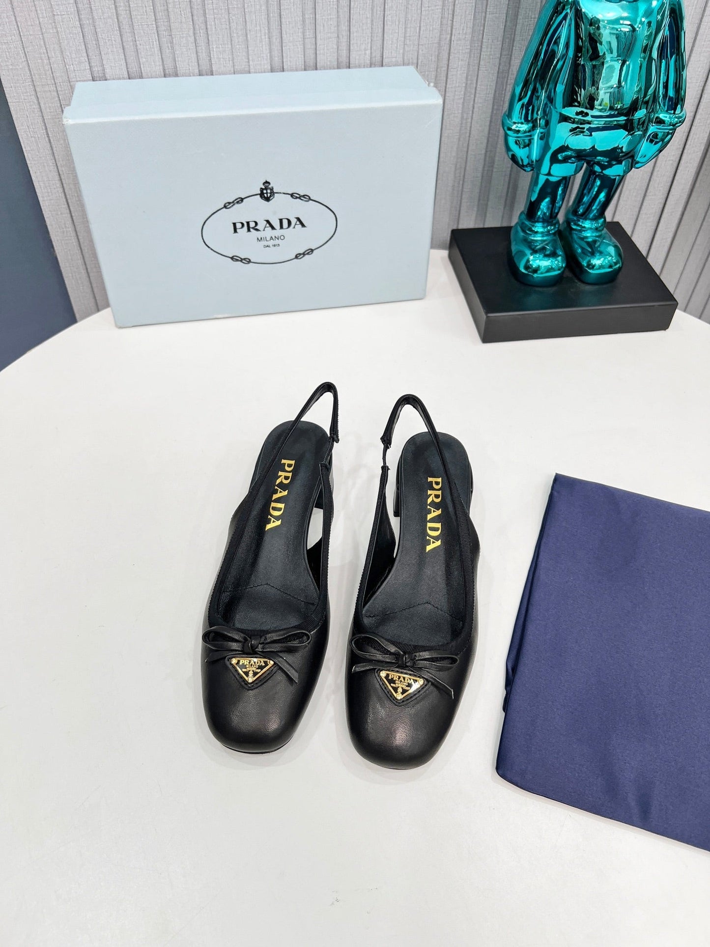 ЖІНОЧІ ТУФЛІ PRADA З ВІДКРИТОЮ П'ЯТОЮ, ЗАКРУГЛЕНИМ НОСКОМ, КАБЛУКОМ 40 ММ, ЧОРНА ТЕЛЯЧА ШКІРА З БАНТОМ