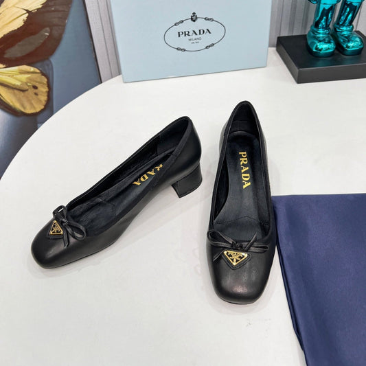 ТУФЛІ-ЛОДОЧКИ PRADA 26S З КРУГЛИМ НОСКОМ НА БЛОЧНОМУ КАБЛУКУ 40 ММ З ЧОРНОЇ ТЕЛЯЧОЇ ШКІРИ З БАНТОМ