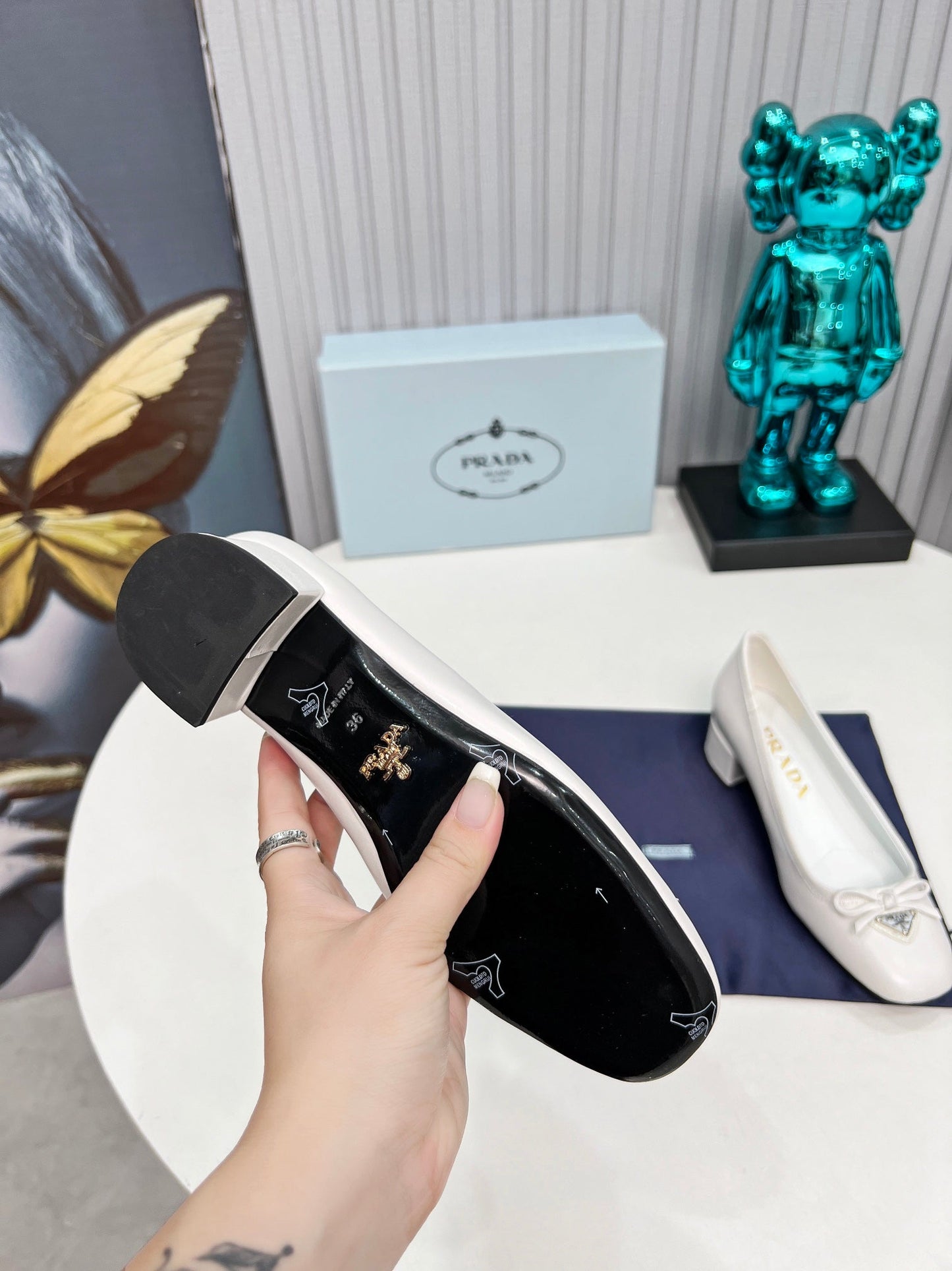 PRADA 26S ТУФЛІ-ЧОВНИКИ ІЗ ЗАКРУГЛЕНИМ НОСКОМ НА БЛОЧНОМУ КАБЛУКУ 40 ММ З БІЛОЇ ТЕЛЯЧОЇ ШКІРИ З БАНТОМ