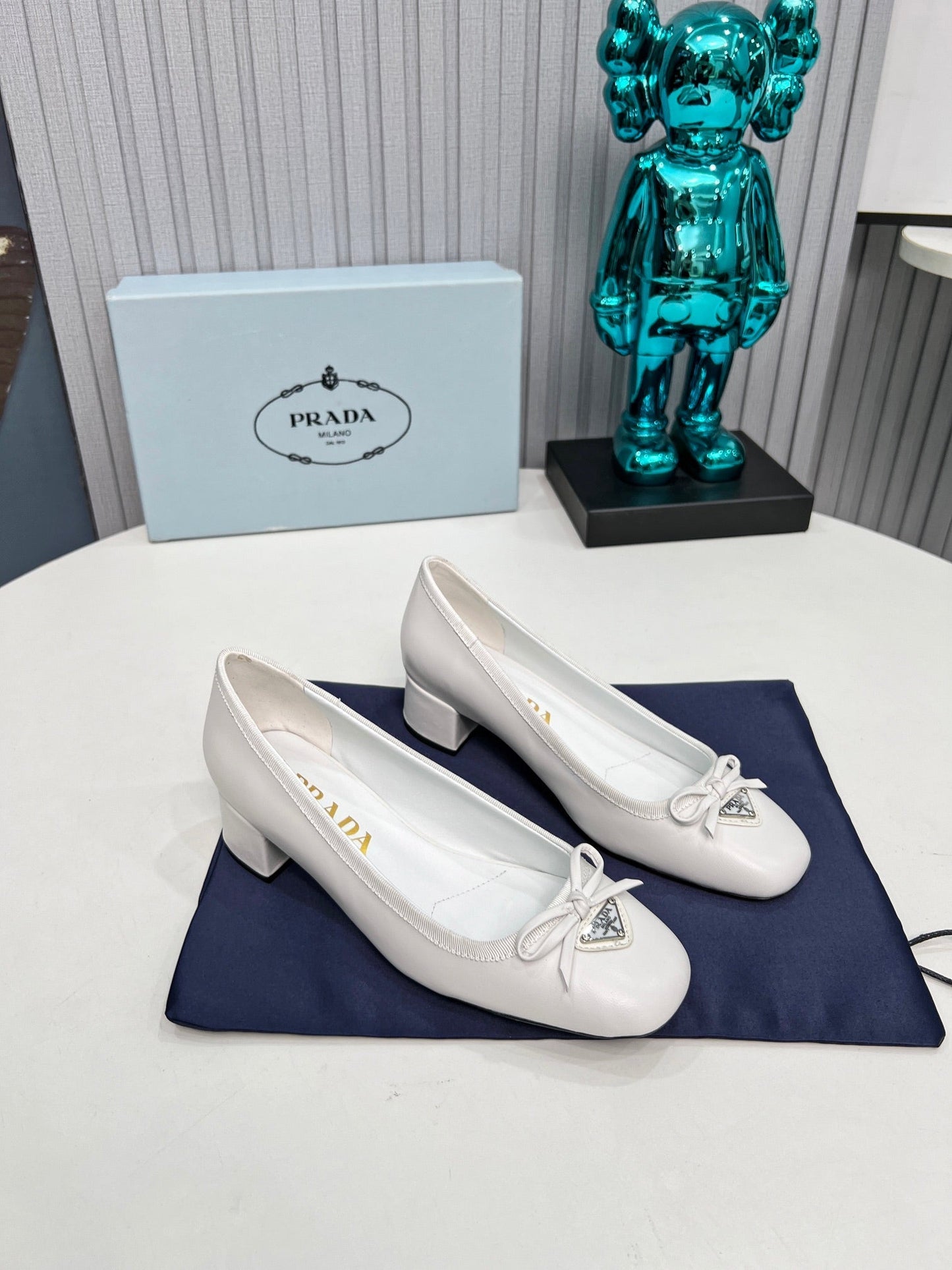 PRADA 26S ТУФЛІ-ЧОВНИКИ ІЗ ЗАКРУГЛЕНИМ НОСКОМ НА БЛОЧНОМУ КАБЛУКУ 40 ММ З БІЛОЇ ТЕЛЯЧОЇ ШКІРИ З БАНТОМ