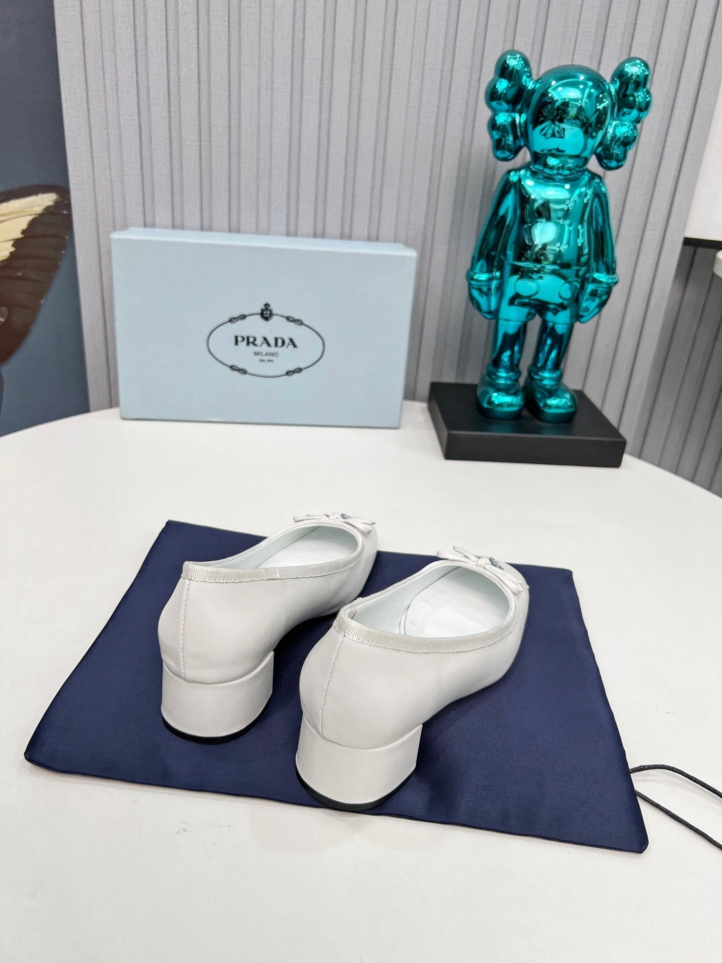 PRADA 26S ТУФЛІ-ЧОВНИКИ ІЗ ЗАКРУГЛЕНИМ НОСКОМ НА БЛОЧНОМУ КАБЛУКУ 40 ММ З БІЛОЇ ТЕЛЯЧОЇ ШКІРИ З БАНТОМ