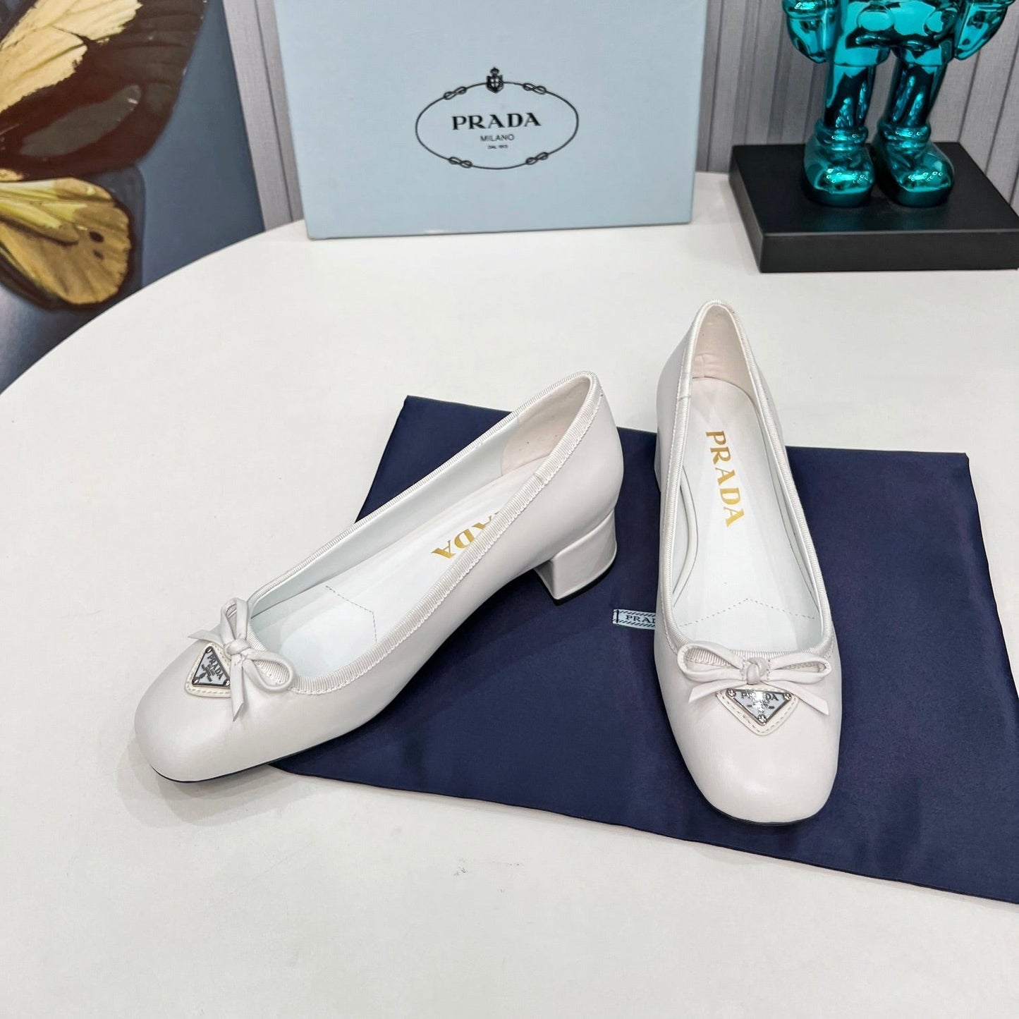 PRADA 26S ТУФЛІ-ЧОВНИКИ ІЗ ЗАКРУГЛЕНИМ НОСКОМ НА БЛОЧНОМУ КАБЛУКУ 40 ММ З БІЛОЇ ТЕЛЯЧОЇ ШКІРИ З БАНТОМ
