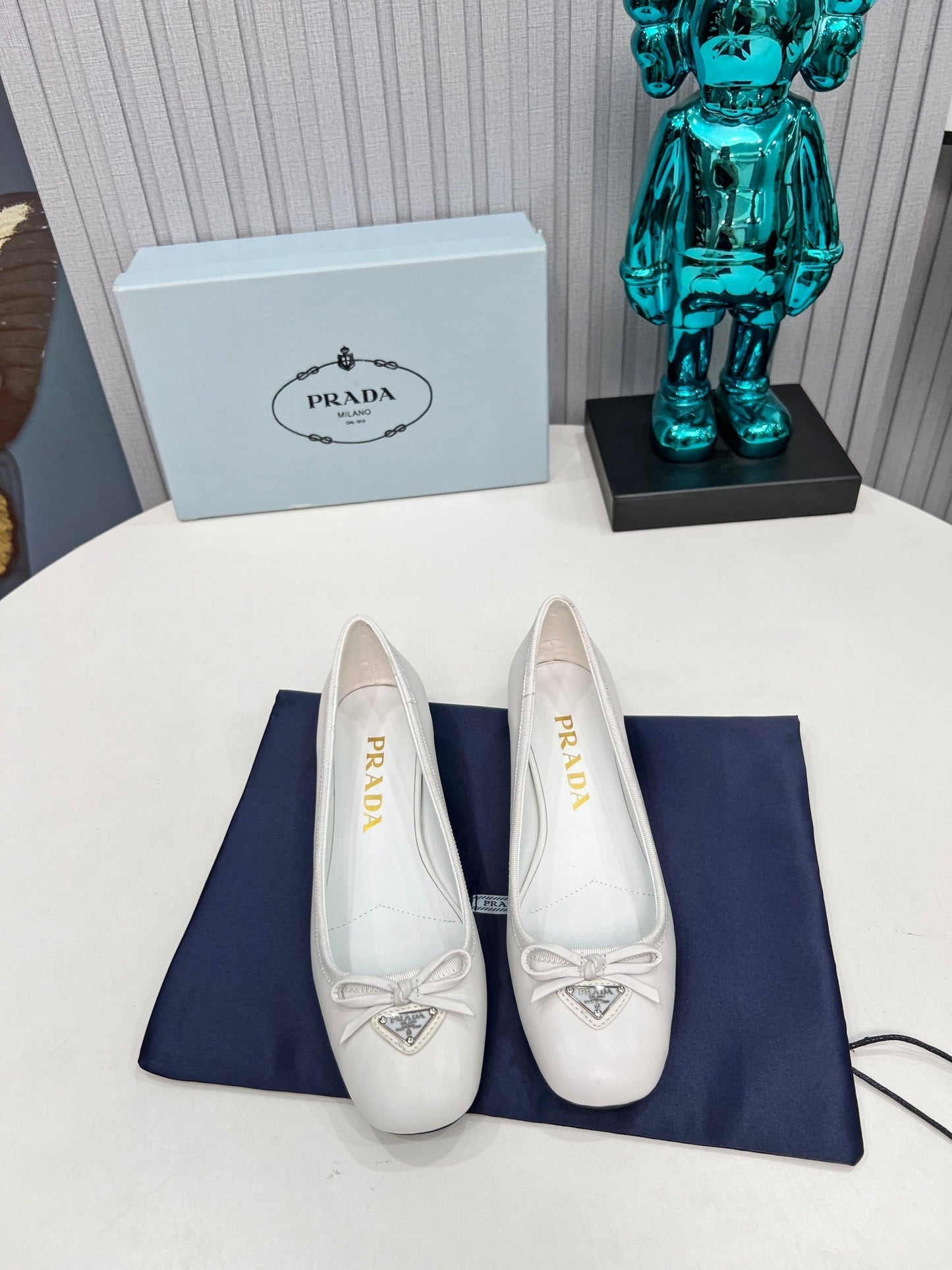 PRADA 26S ТУФЛІ-ЧОВНИКИ ІЗ ЗАКРУГЛЕНИМ НОСКОМ НА БЛОЧНОМУ КАБЛУКУ 40 ММ З БІЛОЇ ТЕЛЯЧОЇ ШКІРИ З БАНТОМ