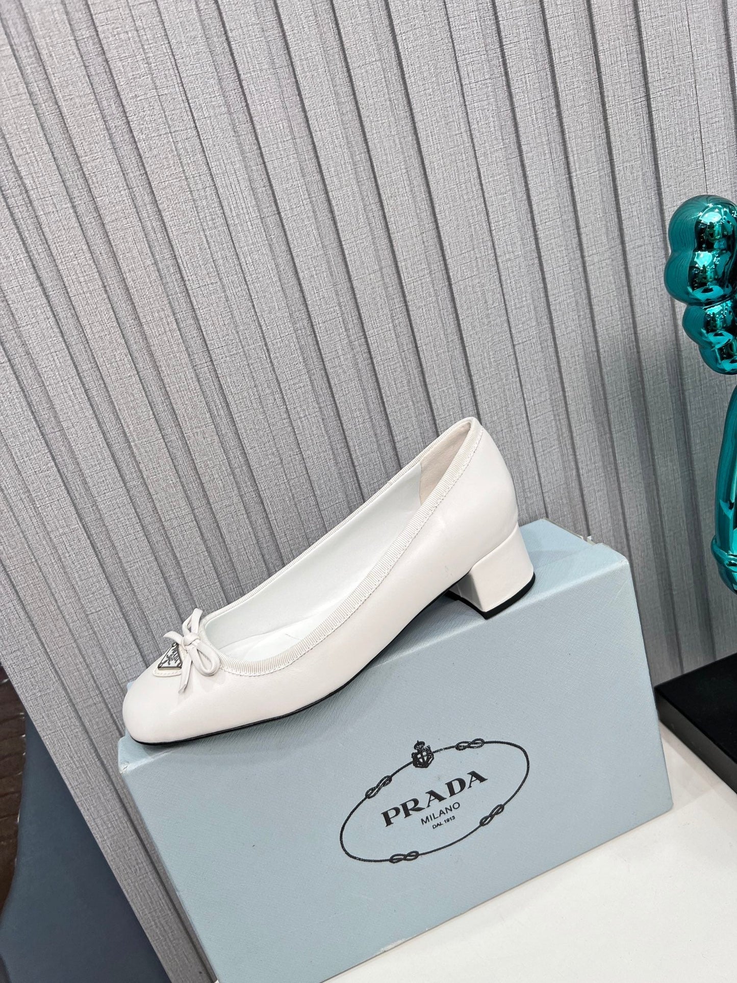 PRADA 26S ТУФЛІ-ЧОВНИКИ ІЗ ЗАКРУГЛЕНИМ НОСКОМ НА БЛОЧНОМУ КАБЛУКУ 40 ММ З БІЛОЇ ТЕЛЯЧОЇ ШКІРИ З БАНТОМ