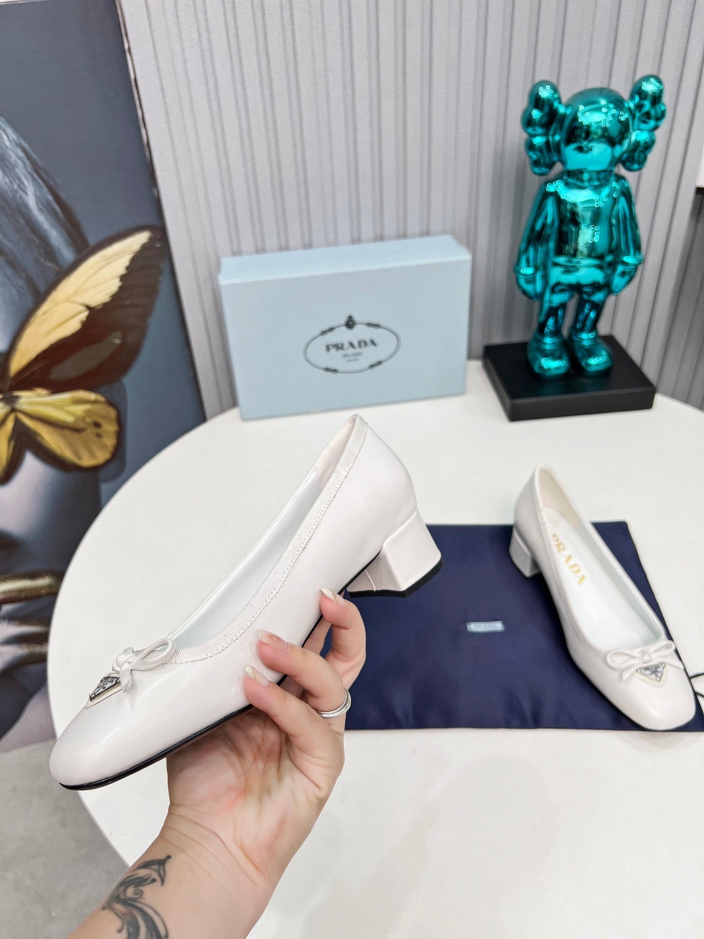 PRADA 26S ТУФЛІ-ЧОВНИКИ ІЗ ЗАКРУГЛЕНИМ НОСКОМ НА БЛОЧНОМУ КАБЛУКУ 40 ММ З БІЛОЇ ТЕЛЯЧОЇ ШКІРИ З БАНТОМ
