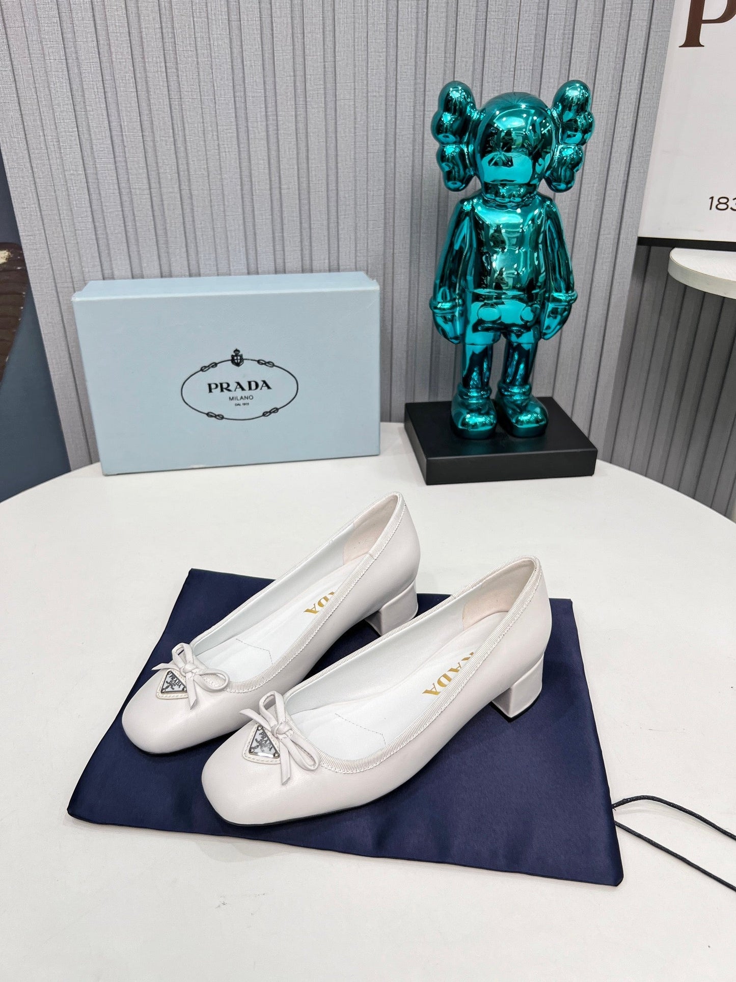 PRADA 26S ТУФЛІ-ЧОВНИКИ ІЗ ЗАКРУГЛЕНИМ НОСКОМ НА БЛОЧНОМУ КАБЛУКУ 40 ММ З БІЛОЇ ТЕЛЯЧОЇ ШКІРИ З БАНТОМ