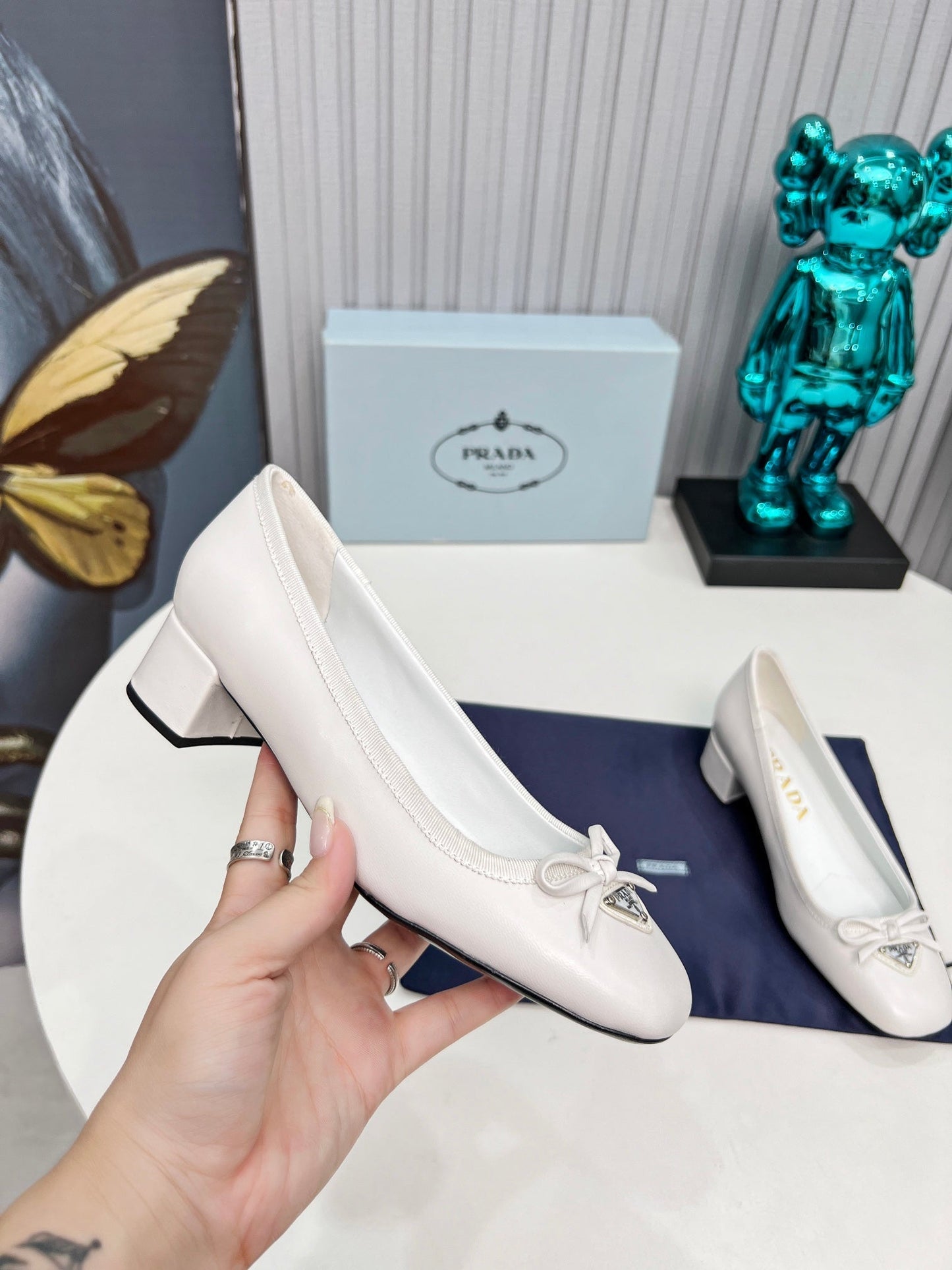 PRADA 26S ТУФЛІ-ЧОВНИКИ ІЗ ЗАКРУГЛЕНИМ НОСКОМ НА БЛОЧНОМУ КАБЛУКУ 40 ММ З БІЛОЇ ТЕЛЯЧОЇ ШКІРИ З БАНТОМ
