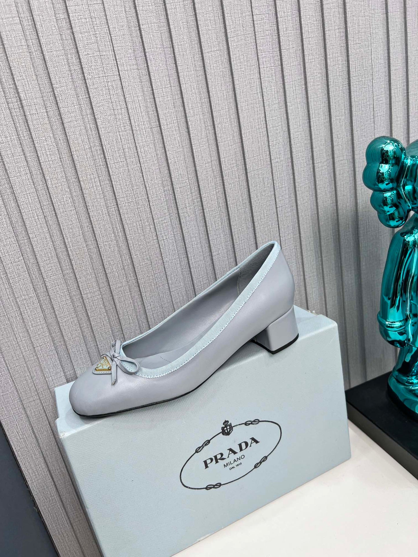 ТУФЛІ-ЛОДОЧКИ PRADA 26S З КРУГЛИМ НОСОМ ТА БЛОКОВИМИ ПІДБОРАМИ 40 ММ ЗІ СВІТЛО-БЛАКИТНОЇ ТЕЛЯЧОЇ ШКІРИ З БАНТОМ