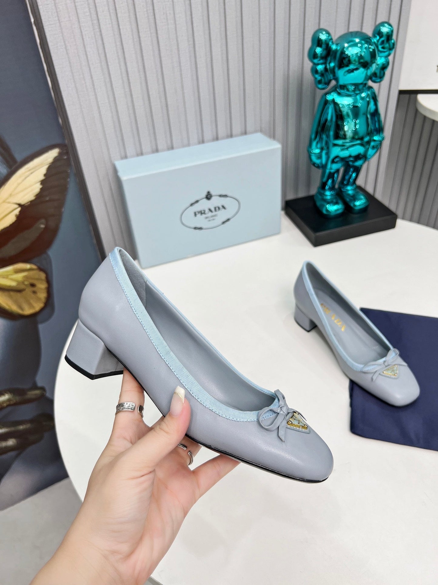 ТУФЛІ-ЛОДОЧКИ PRADA 26S З КРУГЛИМ НОСОМ ТА БЛОКОВИМИ ПІДБОРАМИ 40 ММ ЗІ СВІТЛО-БЛАКИТНОЇ ТЕЛЯЧОЇ ШКІРИ З БАНТОМ
